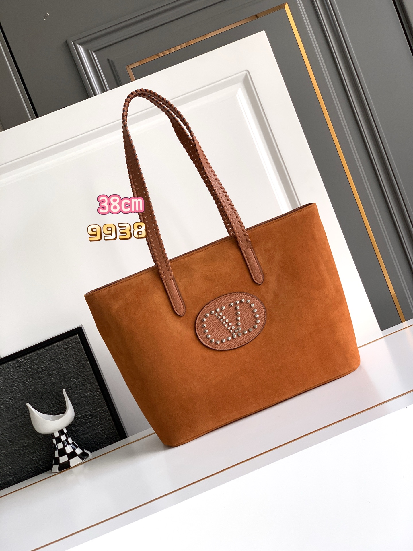 🆕🆕✨ ❣️华家 磨砂皮托特购物袋，编织手挽过肩背带，标志性新V型五金扣配饰。 - 可肩背亦可手提 - 