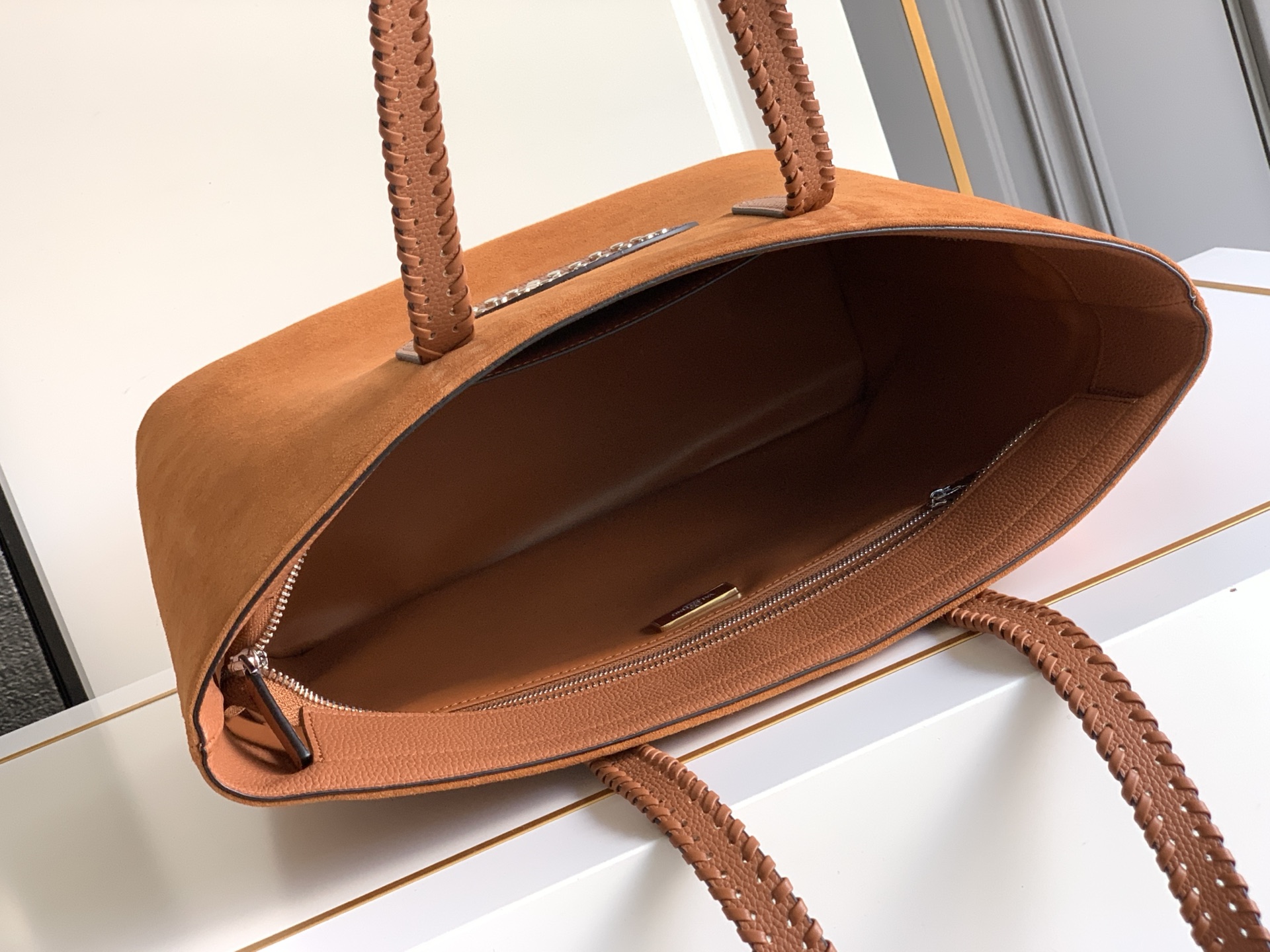 🆕🆕✨ ❣️华家 磨砂皮托特购物袋，编织手挽过肩背带，标志性新V型五金扣配饰。 - 可肩背亦可手提 - 