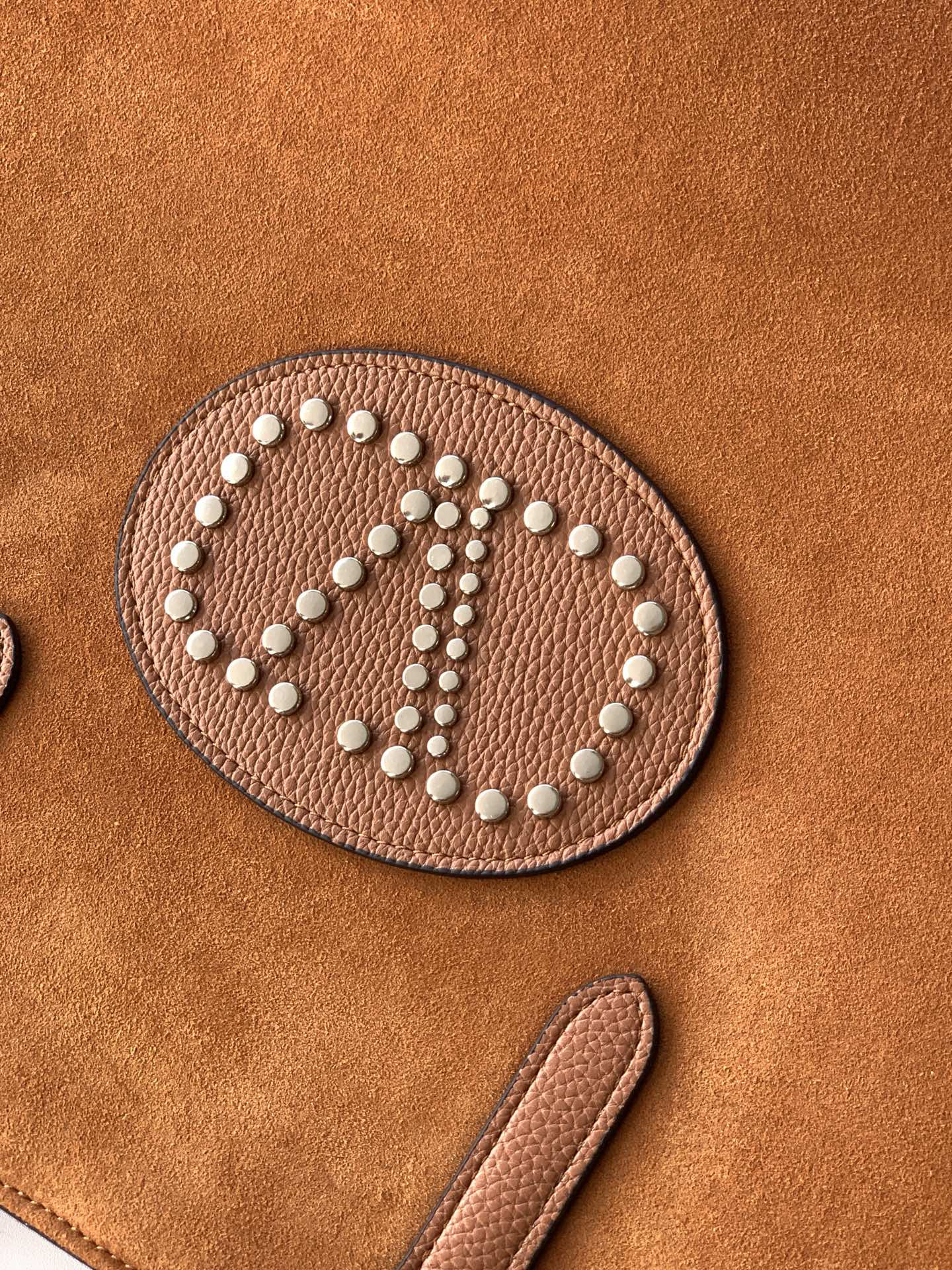 🆕🆕✨ ❣️华家 磨砂皮托特购物袋，编织手挽过肩背带，标志性新V型五金扣配饰。 - 可肩背亦可手提 - 