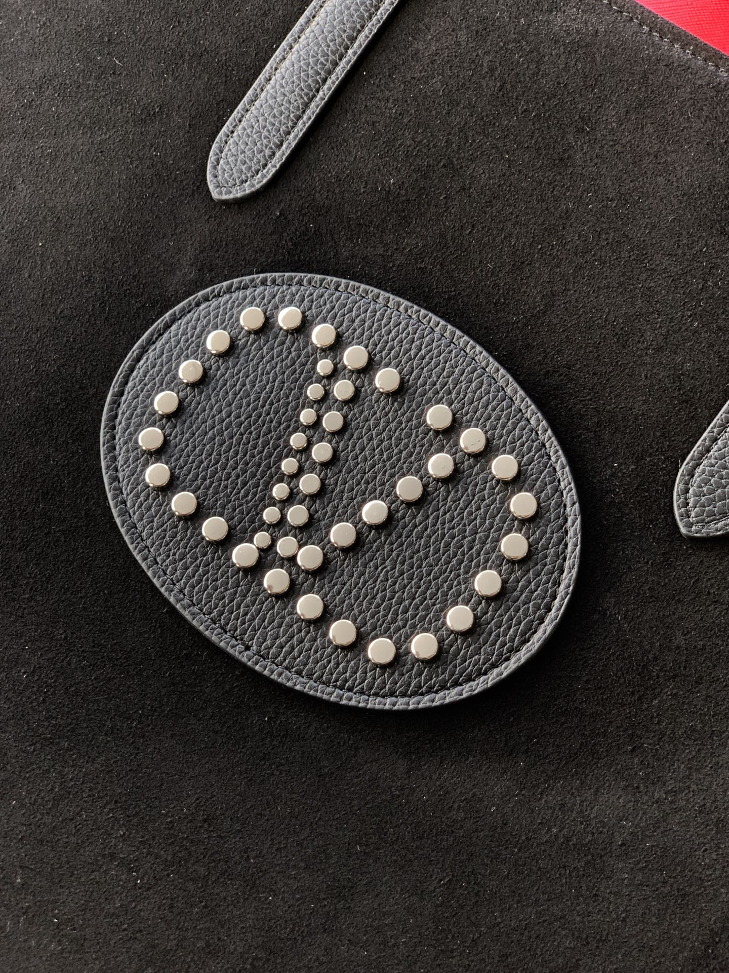 🆕🆕✨ ❣️华家 磨砂皮托特购物袋，编织手挽过肩背带，标志性新V型五金扣配饰。 - 可肩背亦可手提 - 