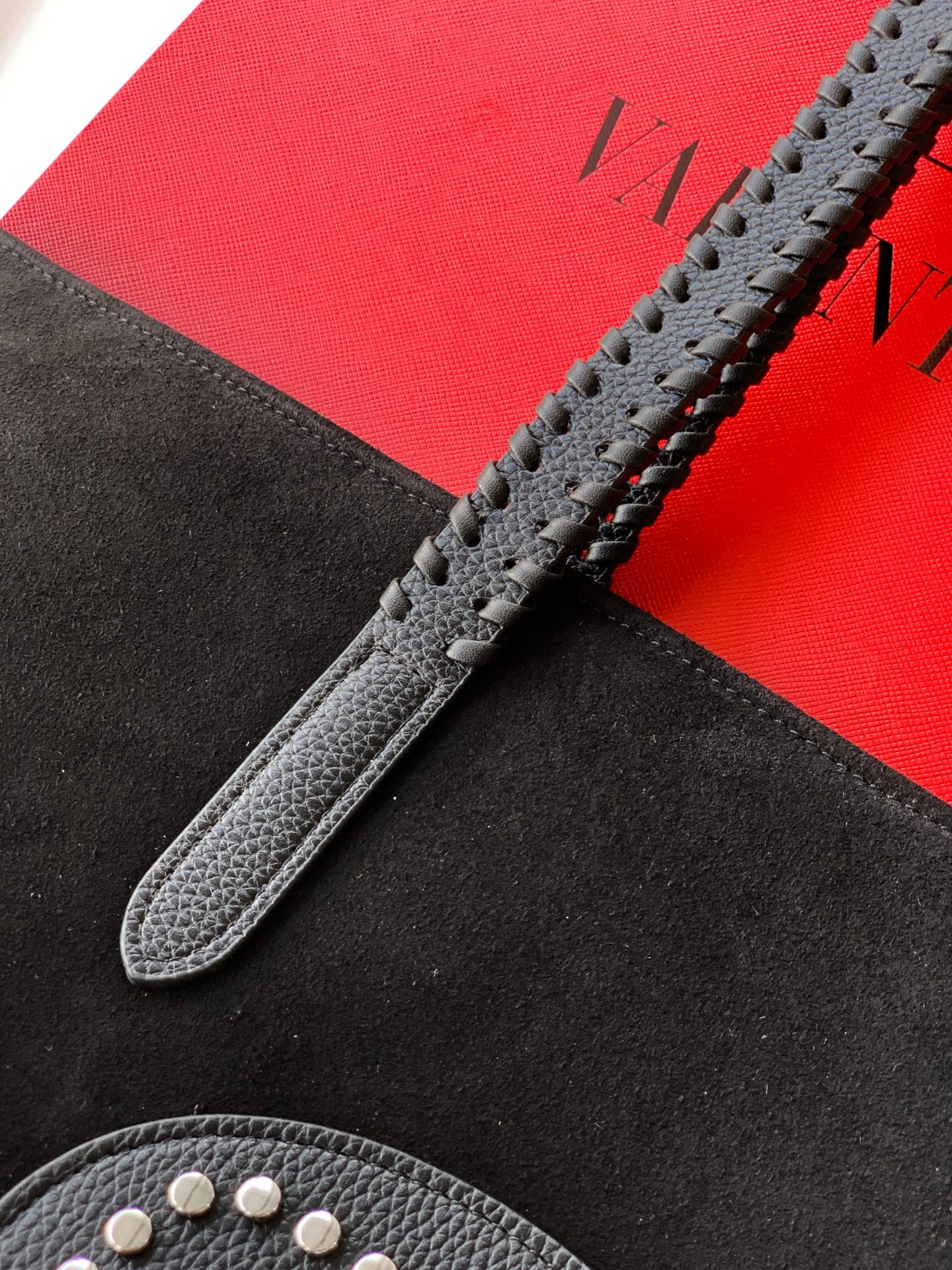 🆕🆕✨ ❣️华家 磨砂皮托特购物袋，编织手挽过肩背带，标志性新V型五金扣配饰。 - 可肩背亦可手提 - 