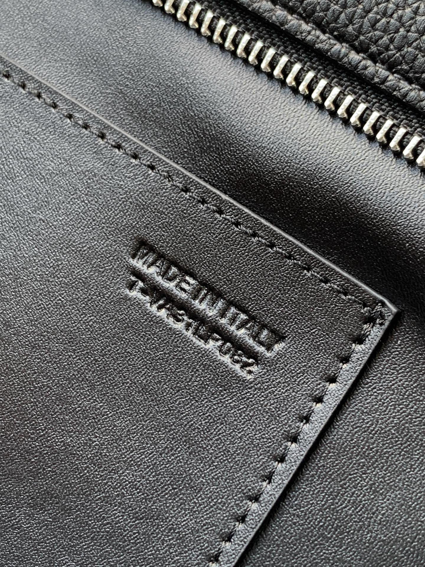 🆕🆕✨ ❣️华家 磨砂皮托特购物袋，编织手挽过肩背带，标志性新V型五金扣配饰。 - 可肩背亦可手提 - 