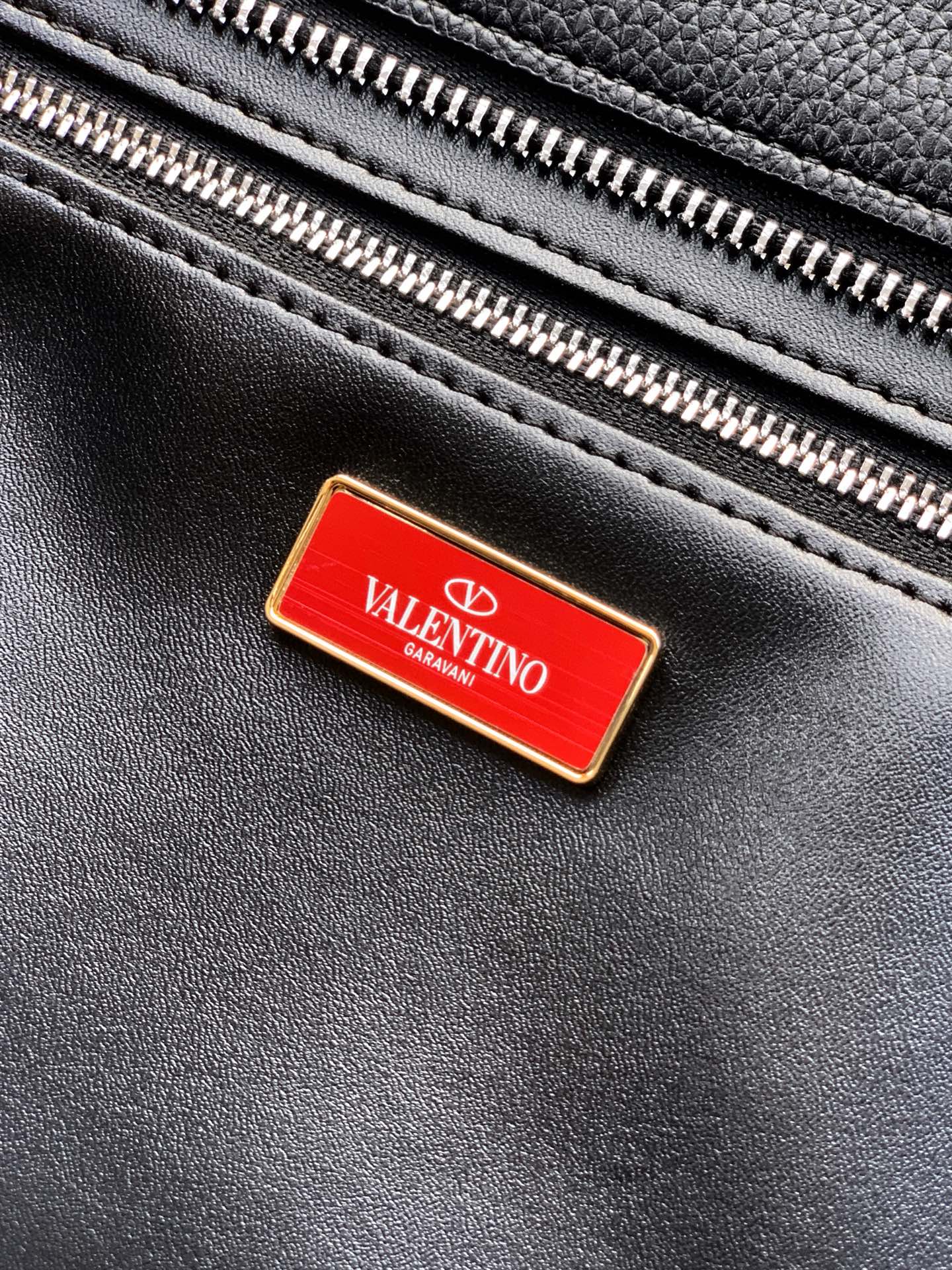 🆕🆕✨ ❣️华家 磨砂皮托特购物袋，编织手挽过肩背带，标志性新V型五金扣配饰。 - 可肩背亦可手提 - 