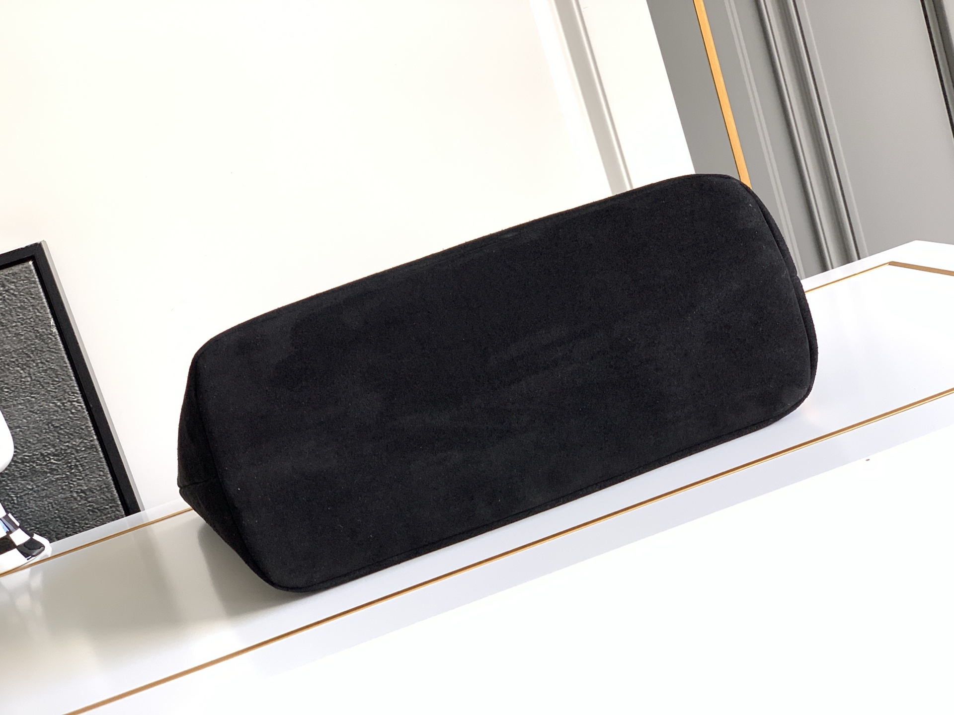 🆕🆕✨ ❣️华家 磨砂皮托特购物袋，编织手挽过肩背带，标志性新V型五金扣配饰。 - 可肩背亦可手提 - 