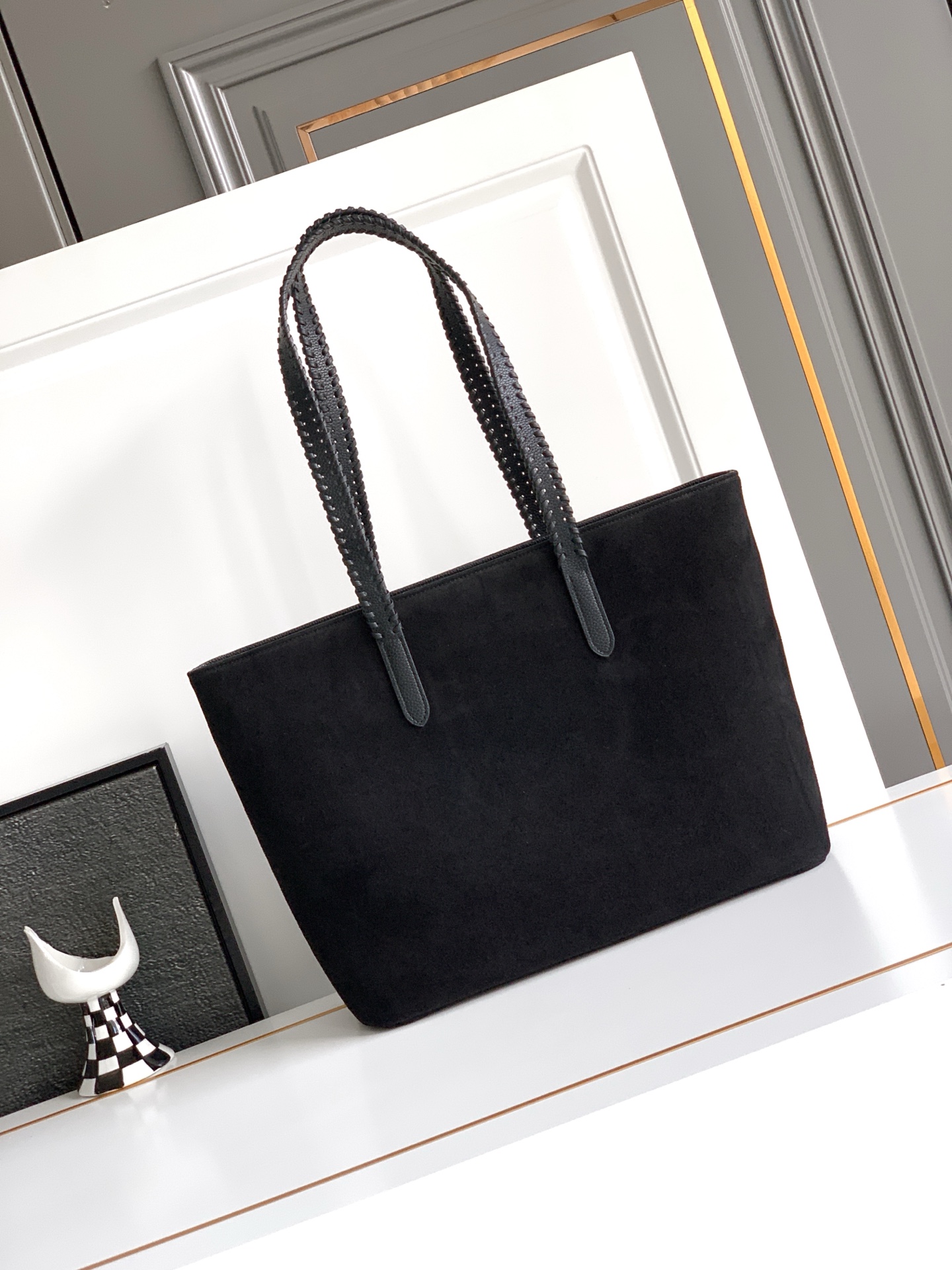 🆕🆕✨ ❣️华家 磨砂皮托特购物袋，编织手挽过肩背带，标志性新V型五金扣配饰。 - 可肩背亦可手提 - 