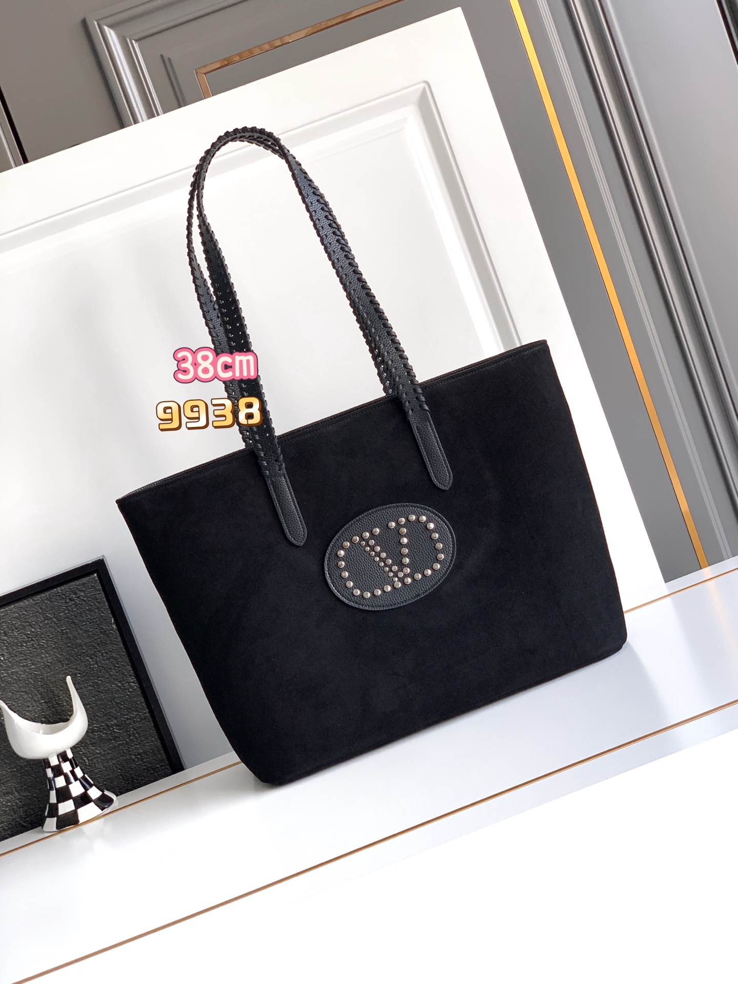 🆕🆕✨ ❣️华家 磨砂皮托特购物袋，编织手挽过肩背带，标志性新V型五金扣配饰。 - 可肩背亦可手提 - 