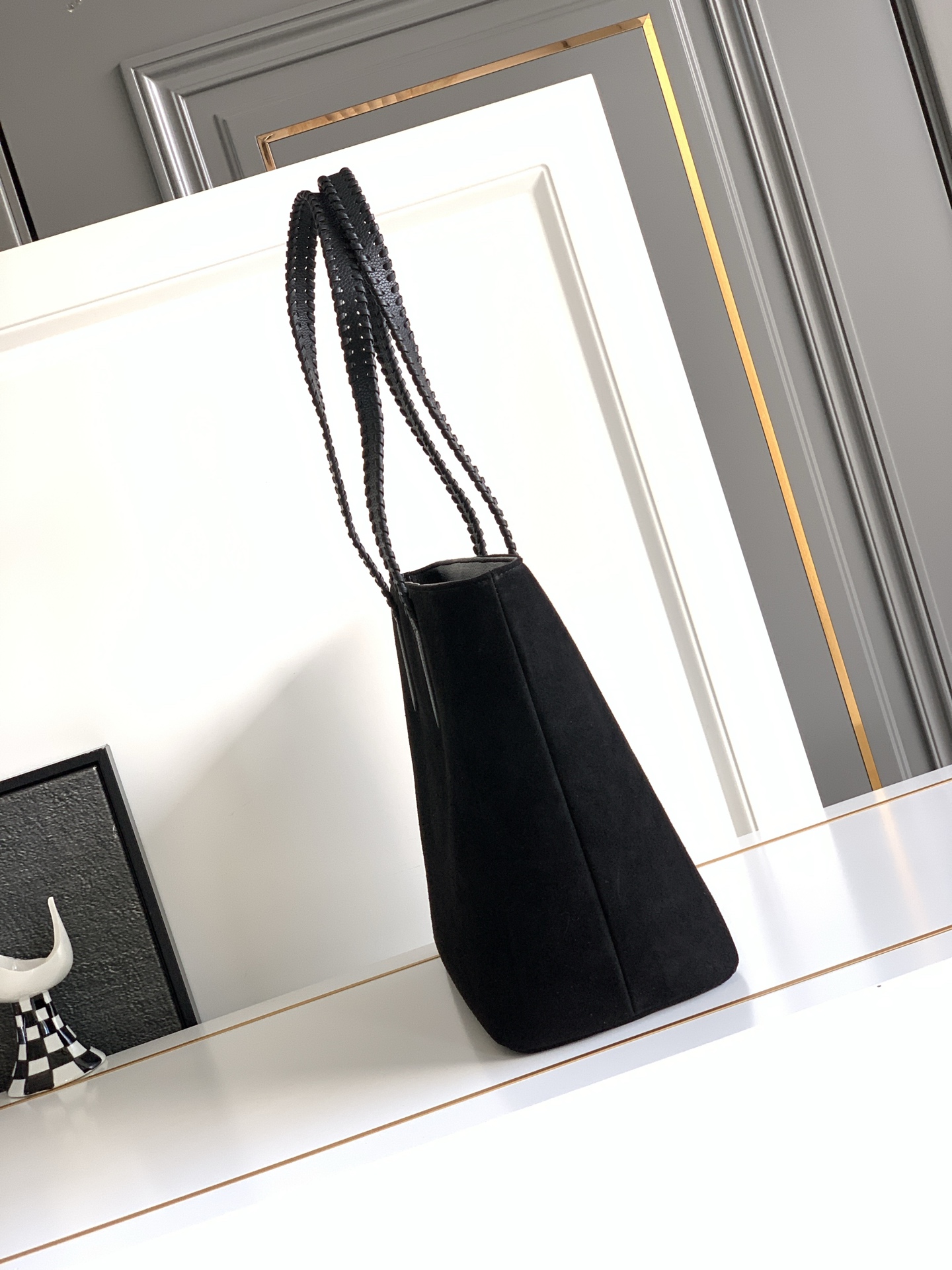 🆕🆕✨ ❣️华家 磨砂皮托特购物袋，编织手挽过肩背带，标志性新V型五金扣配饰。 - 可肩背亦可手提 - 