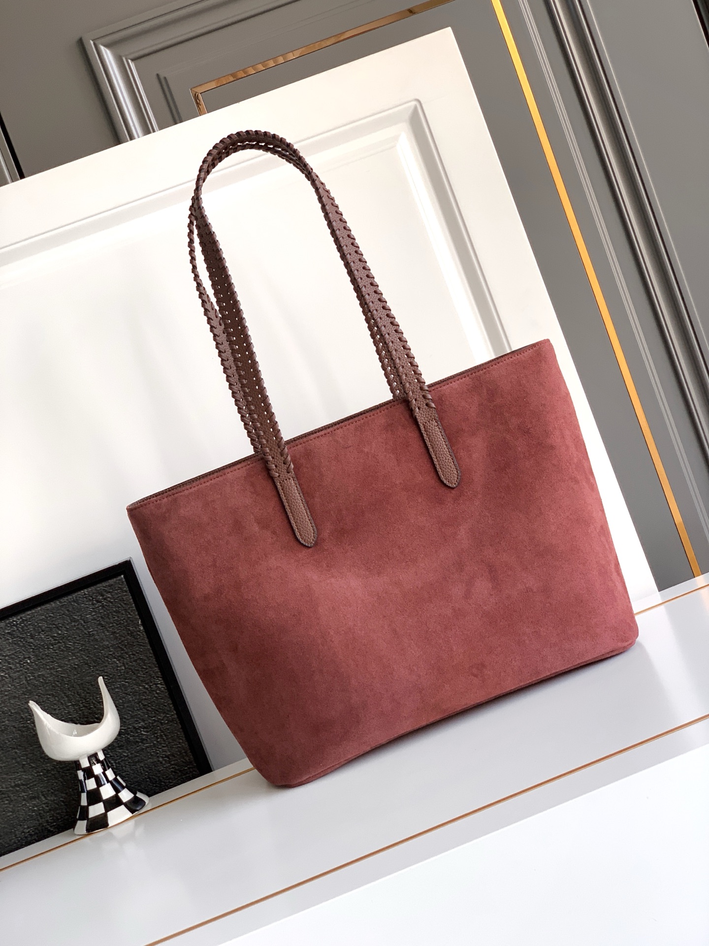 🆕🆕✨ ❣️华家 磨砂皮托特购物袋，编织手挽过肩背带，标志性新V型五金扣配饰。 - 可肩背亦可手提 - 