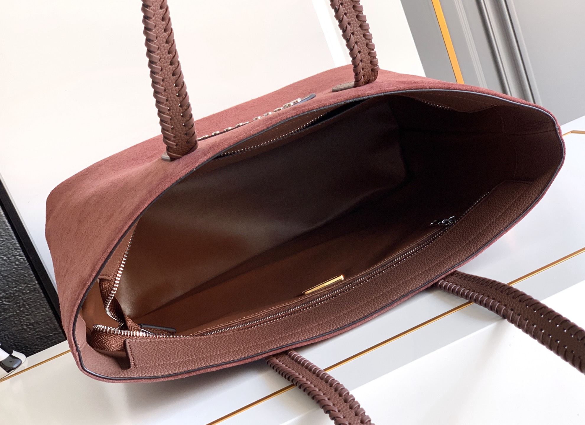 🆕🆕✨ ❣️华家 磨砂皮托特购物袋，编织手挽过肩背带，标志性新V型五金扣配饰。 - 可肩背亦可手提 - 