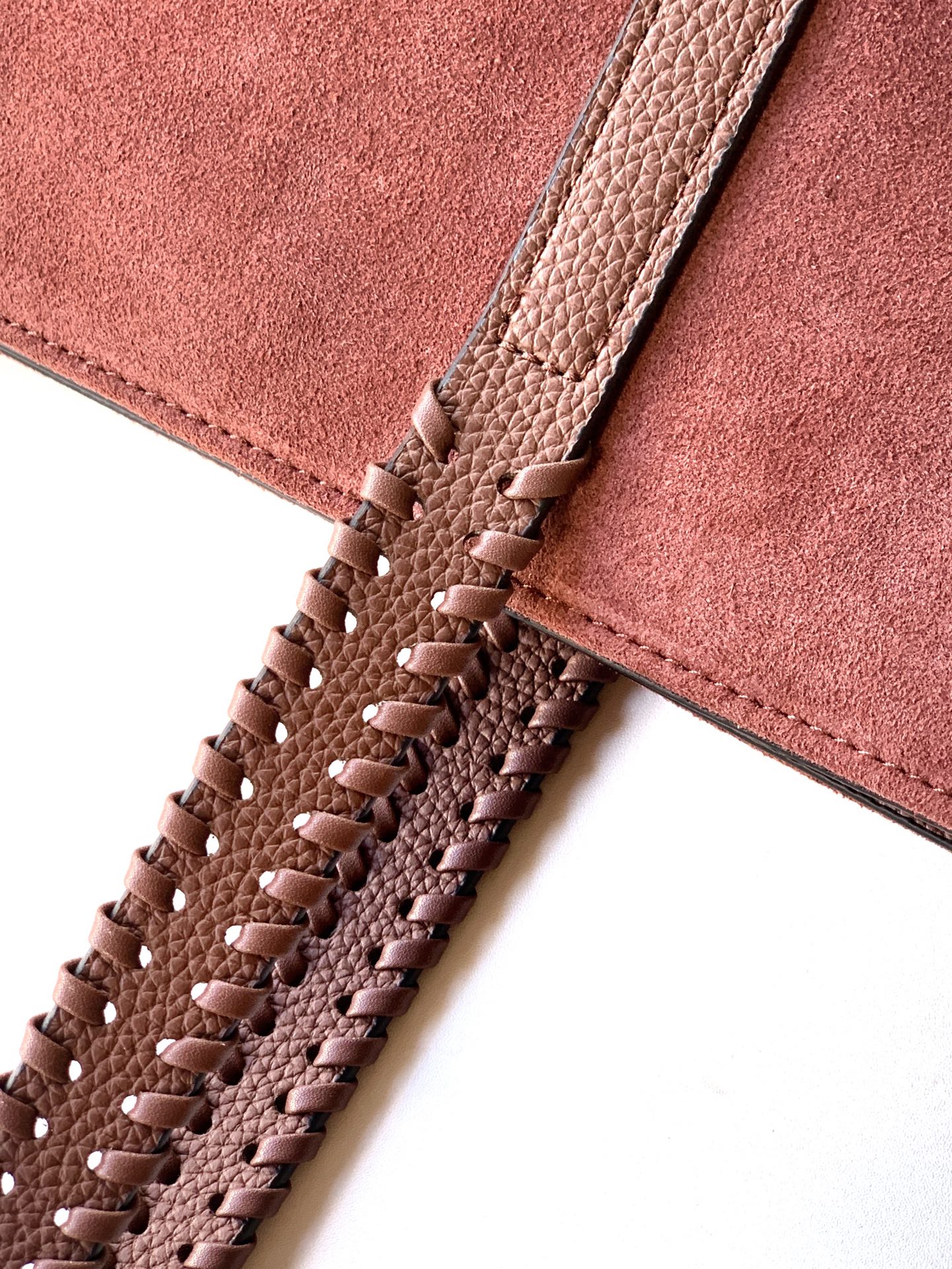 🆕🆕✨ ❣️华家 磨砂皮托特购物袋，编织手挽过肩背带，标志性新V型五金扣配饰。 - 可肩背亦可手提 - 