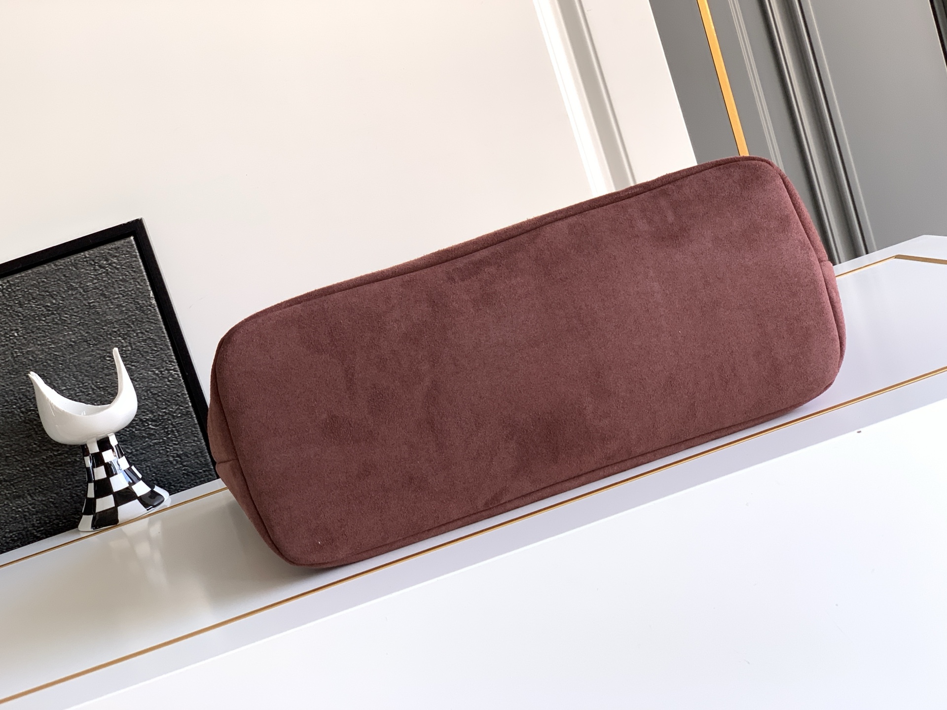 🆕🆕✨ ❣️华家 磨砂皮托特购物袋，编织手挽过肩背带，标志性新V型五金扣配饰。 - 可肩背亦可手提 - 