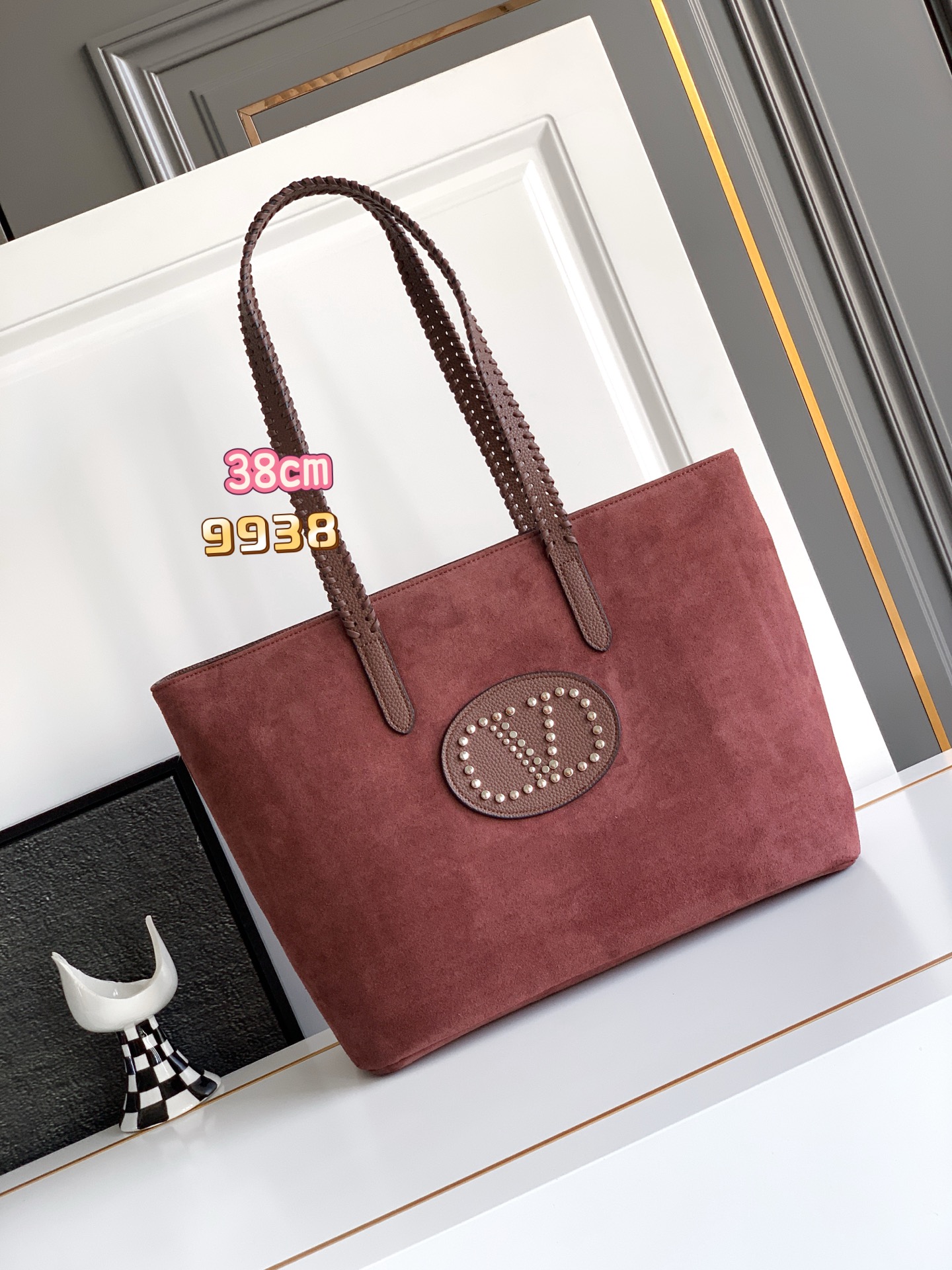 🆕🆕✨ ❣️华家 磨砂皮托特购物袋，编织手挽过肩背带，标志性新V型五金扣配饰。 - 可肩背亦可手提 - 