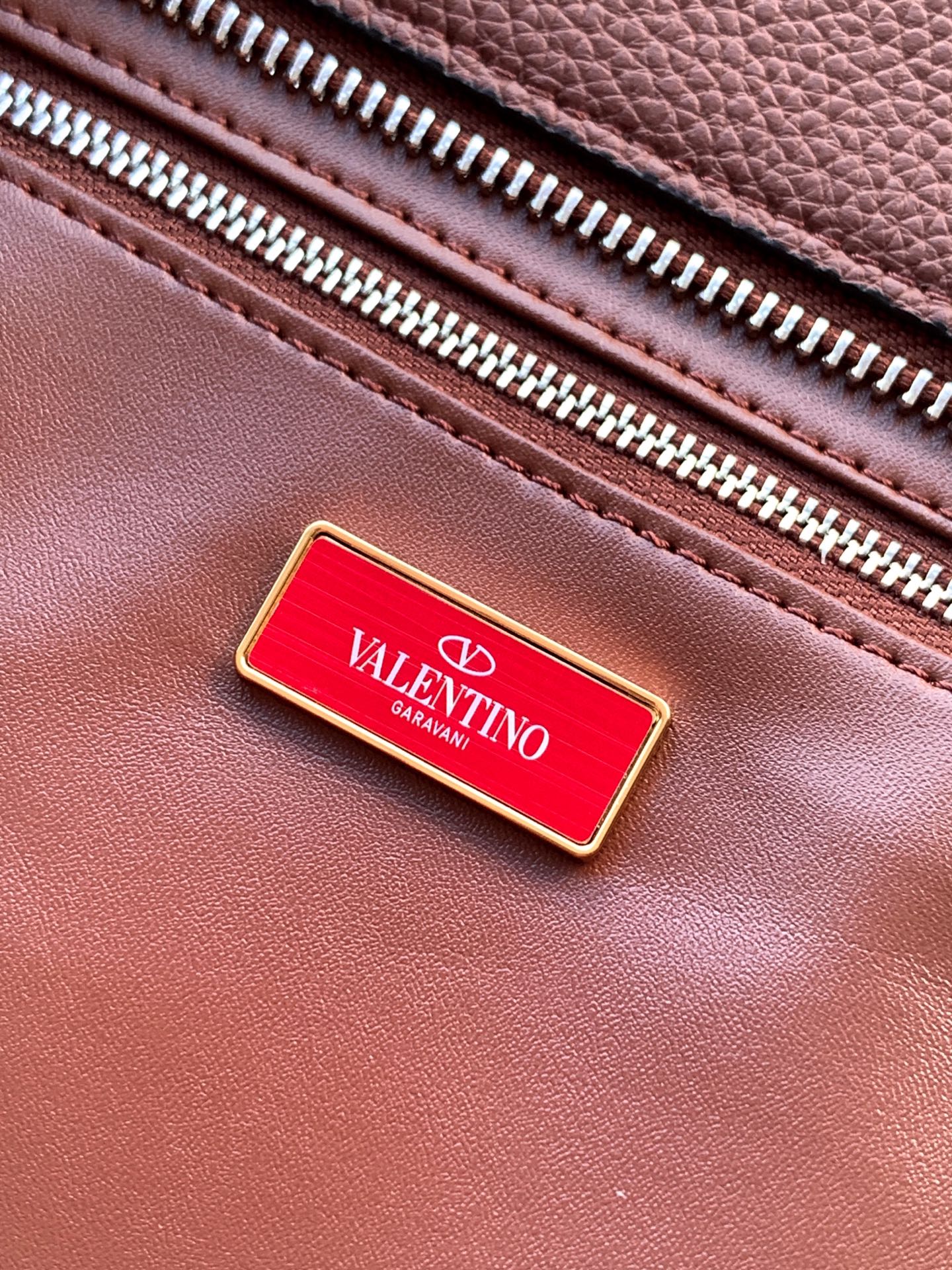 🆕🆕✨ ❣️华家 磨砂皮托特购物袋，编织手挽过肩背带，标志性新V型五金扣配饰。 - 可肩背亦可手提 - 