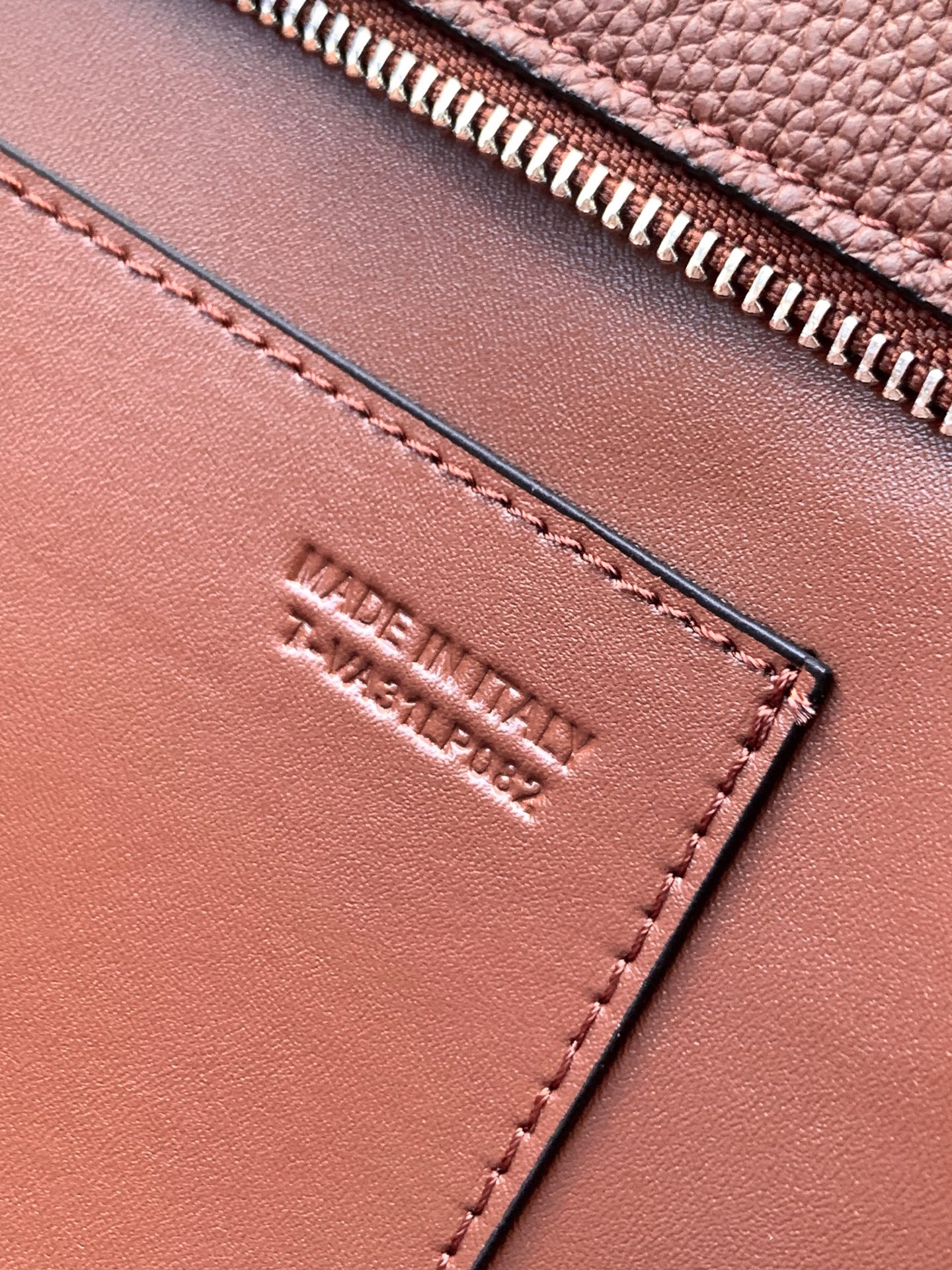 🆕🆕✨ ❣️华家 磨砂皮托特购物袋，编织手挽过肩背带，标志性新V型五金扣配饰。 - 可肩背亦可手提 - 