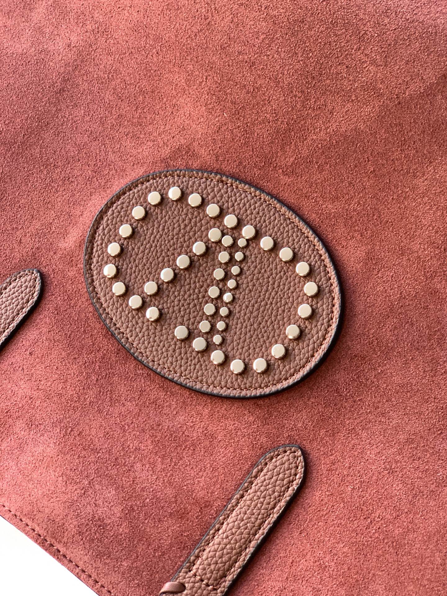 🆕🆕✨ ❣️华家 磨砂皮托特购物袋，编织手挽过肩背带，标志性新V型五金扣配饰。 - 可肩背亦可手提 - 