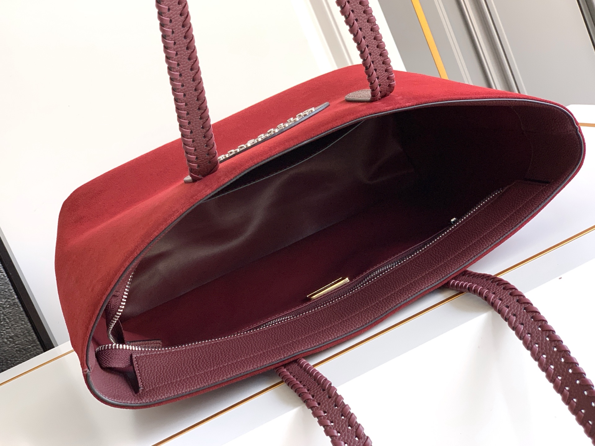 🆕🆕✨ ❣️华家 磨砂皮托特购物袋，编织手挽过肩背带，标志性新V型五金扣配饰。 - 可肩背亦可手提 - 