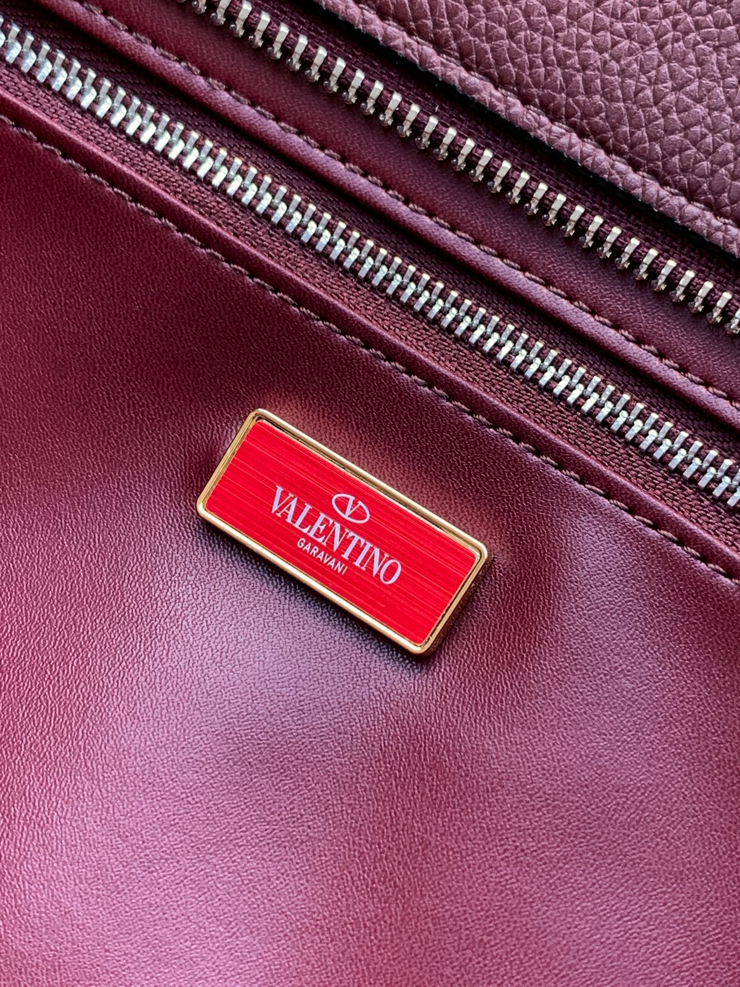 🆕🆕✨ ❣️华家 磨砂皮托特购物袋，编织手挽过肩背带，标志性新V型五金扣配饰。 - 可肩背亦可手提 - 