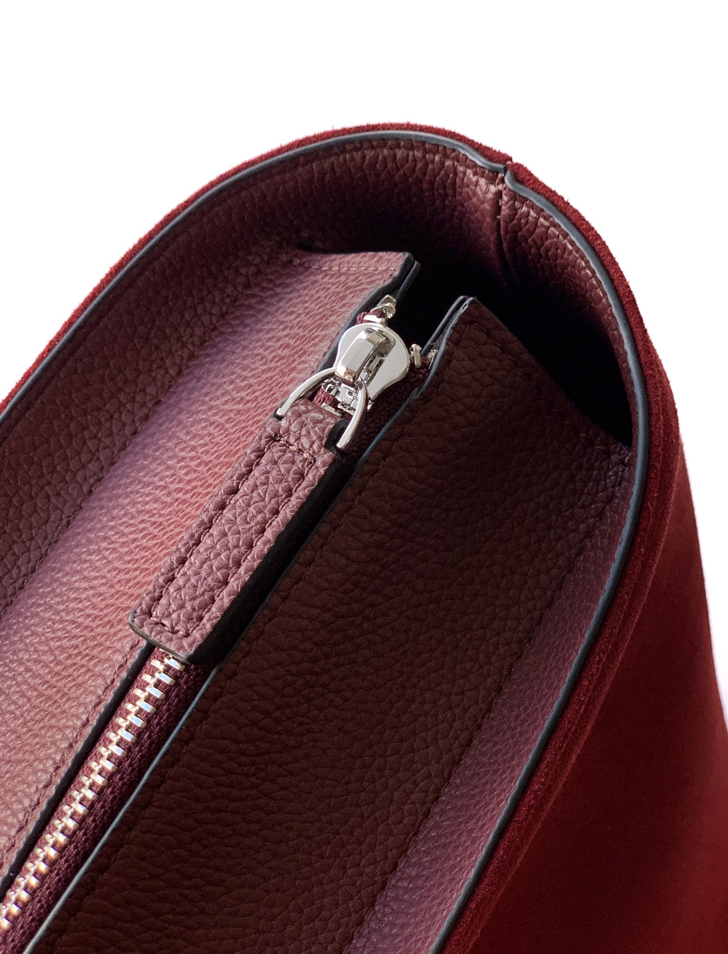 🆕🆕✨ ❣️华家 磨砂皮托特购物袋，编织手挽过肩背带，标志性新V型五金扣配饰。 - 可肩背亦可手提 - 