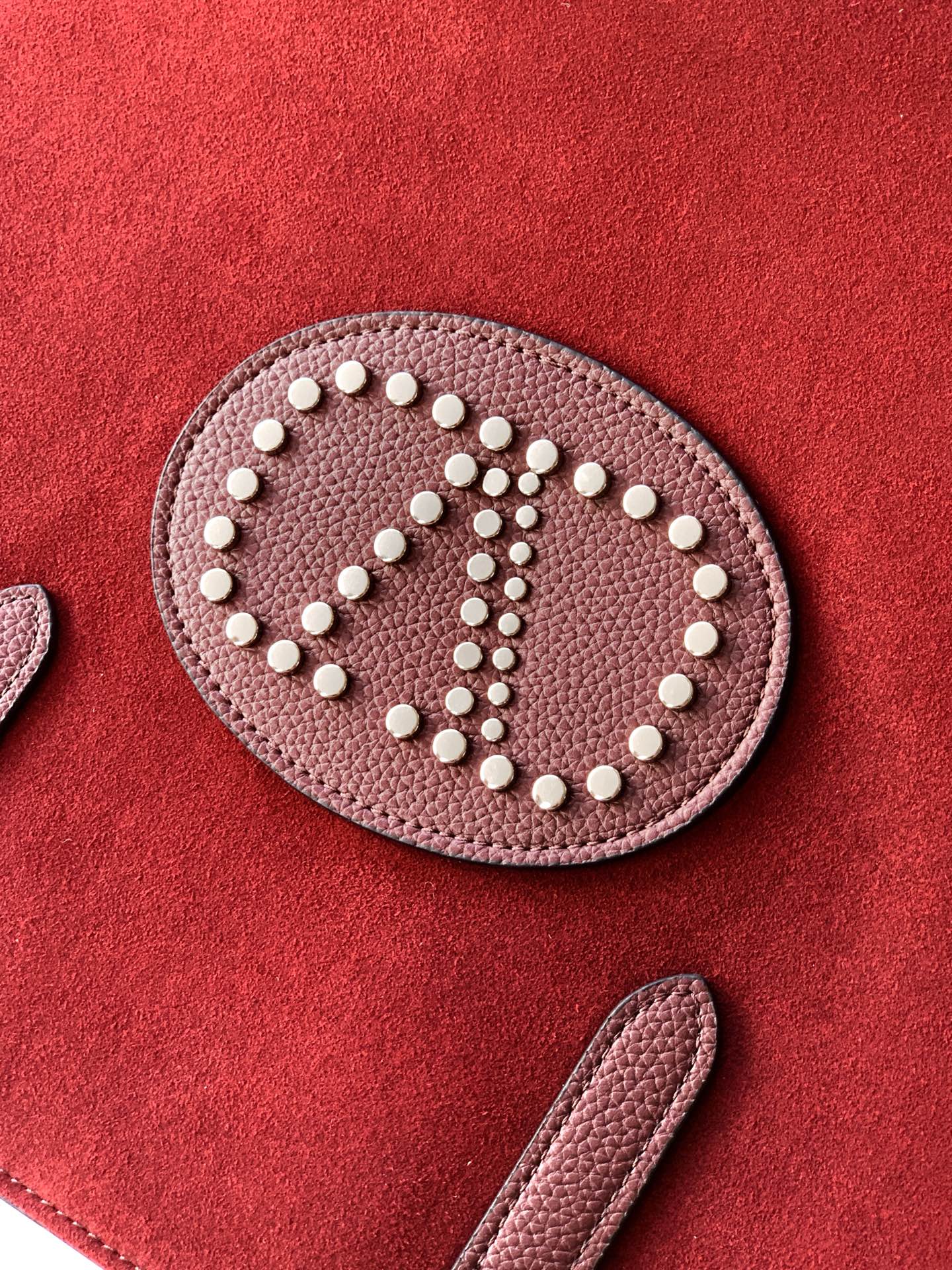 🆕🆕✨ ❣️华家 磨砂皮托特购物袋，编织手挽过肩背带，标志性新V型五金扣配饰。 - 可肩背亦可手提 - 