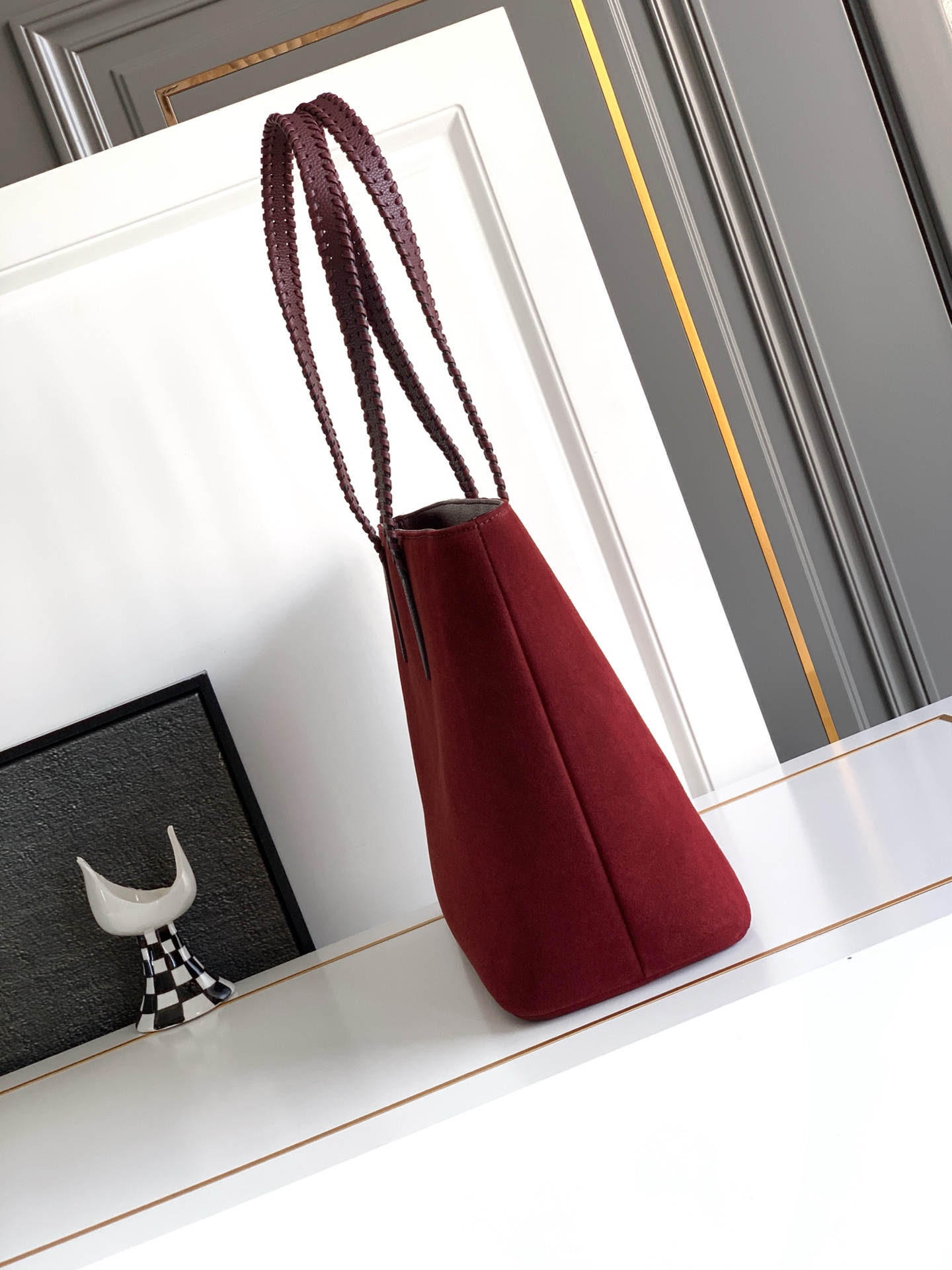 🆕🆕✨ ❣️华家 磨砂皮托特购物袋，编织手挽过肩背带，标志性新V型五金扣配饰。 - 可肩背亦可手提 - 