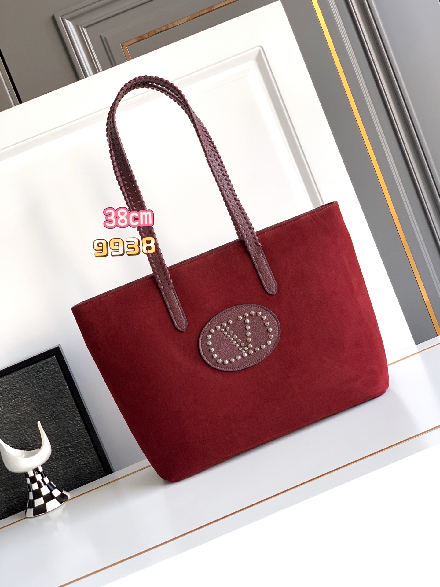 🆕🆕✨ ❣️华家 磨砂皮托特购物袋，编织手挽过肩背带，标志性新V型五金扣配饰。 - 可肩背亦可手提 - 