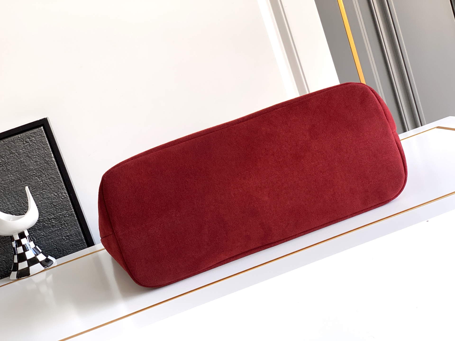 🆕🆕✨ ❣️华家 磨砂皮托特购物袋，编织手挽过肩背带，标志性新V型五金扣配饰。 - 可肩背亦可手提 - 