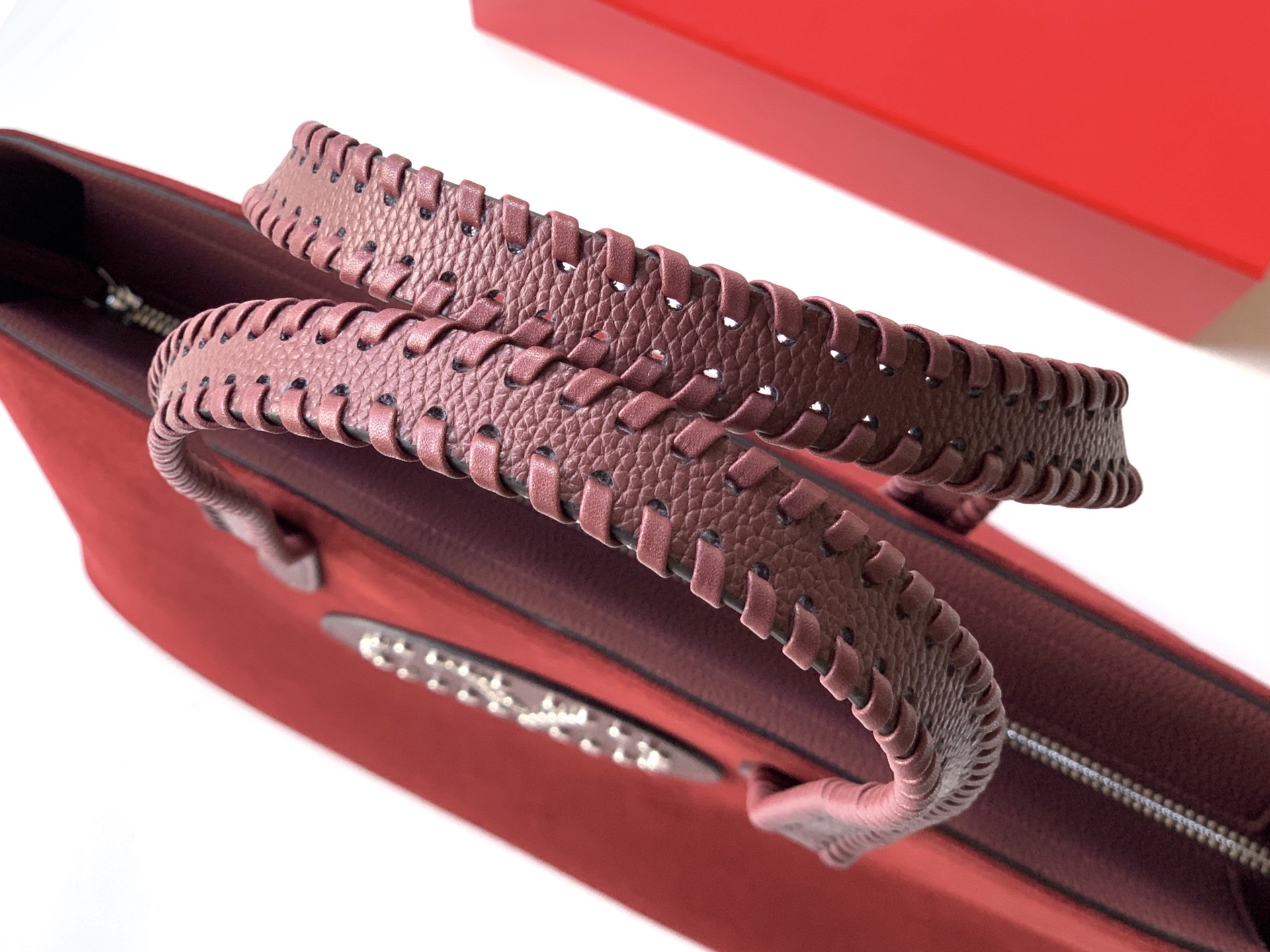 🆕🆕✨ ❣️华家 磨砂皮托特购物袋，编织手挽过肩背带，标志性新V型五金扣配饰。 - 可肩背亦可手提 - 