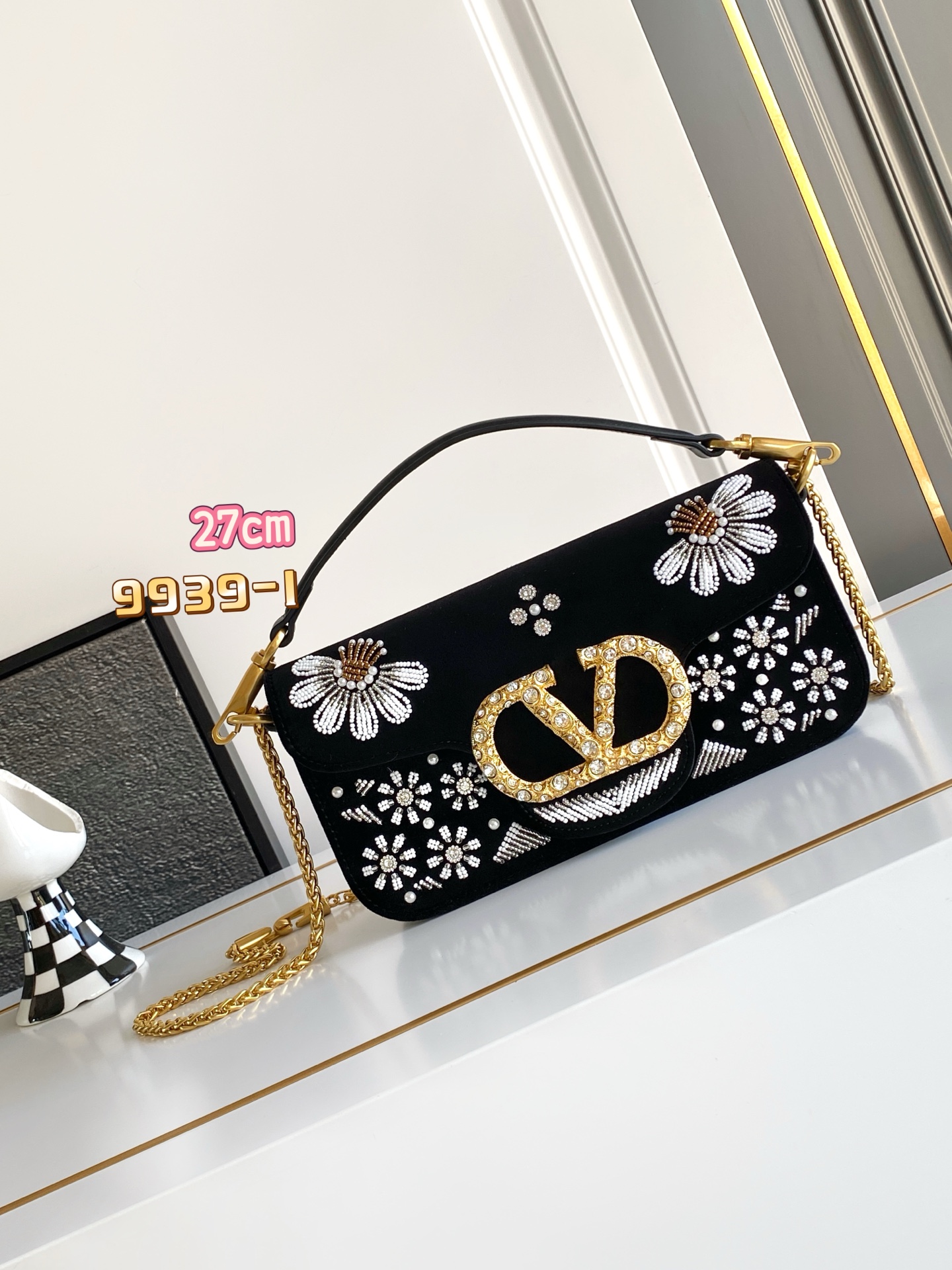 ✨✨🆕🆕VALENT**** GARAVANI Loco手袋丝绒材质绣珠花样✨✨和VLOGOSIGNAT