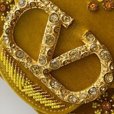 ✨✨🆕🆕VALENT**** GARAVANI Loco手袋丝绒材质绣珠花样✨✨和VLOGOSIGNAT ✨✨🆕🆕VALENT**** GARAVANI Loco手袋丝绒材质绣珠花样✨✨和VLOGOSIGNAT