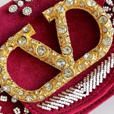 ✨✨🆕🆕VALENT**** GARAVANI Loco手袋丝绒材质绣珠花样✨✨和VLOGOSIGNAT ✨✨🆕🆕VALENT**** GARAVANI Loco手袋丝绒材质绣珠花样✨✨和VLOGOSIGNAT