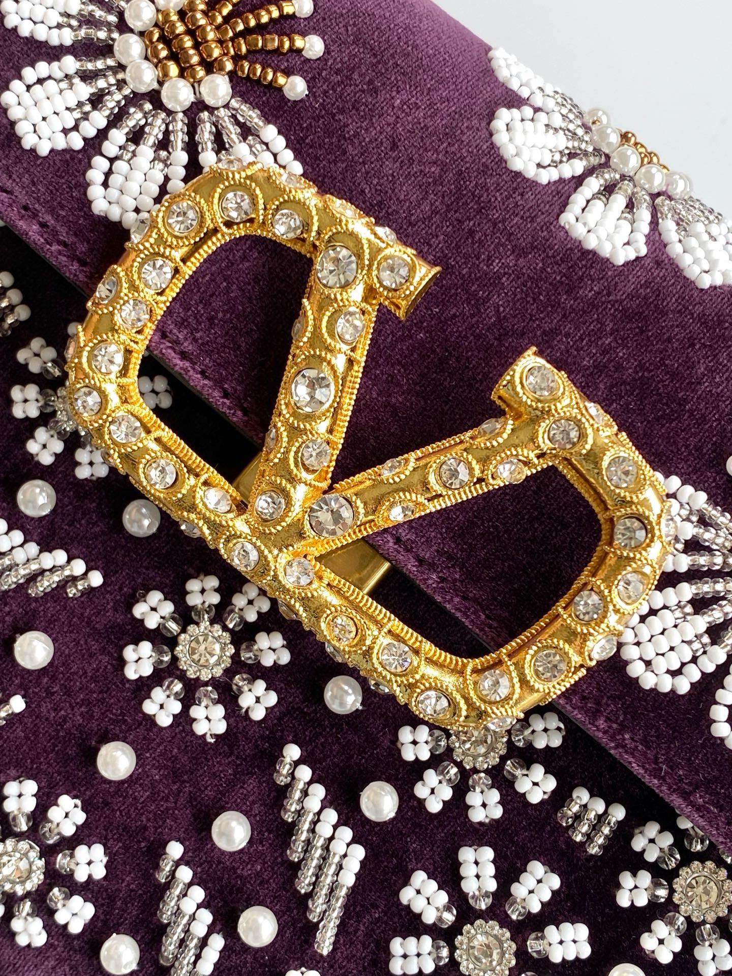 🆕VA GARAVANI VSLING 手袋,丝绒手工绣珠花絮工艺,独特的色调以及配色和谐的LOGO,成 🆕VA GARAVANI VSLING 手袋,丝绒手工绣珠花絮工艺,独特的色调以及配色和谐的LOGO,成
