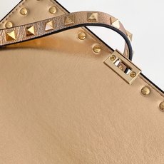 New❤Garavani Rockstud 小号荔纹斜挎包,标志性的钩扣开合设计-金属工艺效果处理铆钉和 New❤Garavani Rockstud 小号荔纹斜挎包,标志性的钩扣开合设计-金属工艺效果处理铆钉和