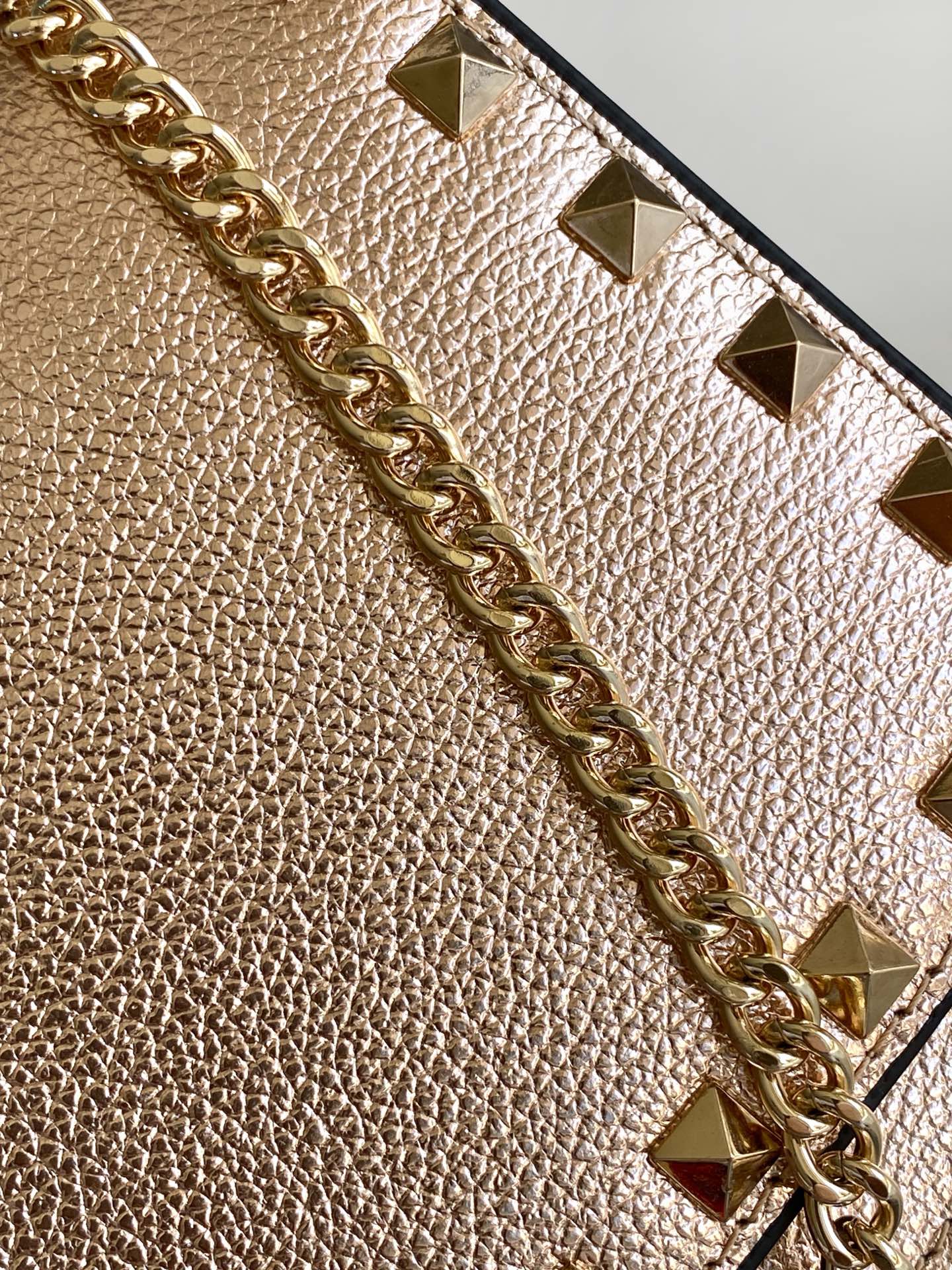 New❤Garavani Rockstud 小号荔纹斜挎包，标志性的钩扣开合设计-金属工艺效果处理铆钉和