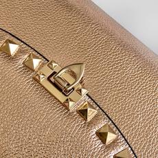 New❤ Garavani Rockstud 小号牛皮斜挎包,标志性的钩扣开合设计-金属工艺效果处理铆钉 New❤ Garavani Rockstud 小号牛皮斜挎包,标志性的钩扣开合设计-金属工艺效果处理铆钉