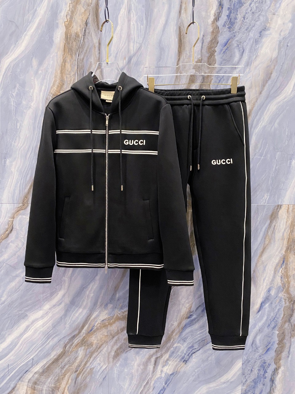 NO:498375,Guqi 2025 autumn and winter new counter with the same casual set, breathable and comfortable and casual!  Full of high-end feeling!  The details are exquisite and high-end, and the workmanship is impeccable!  The original high-end fabric looks high-end!  The fabric is crisp, wrinkle-resistant and wear-resistant, warm, neat and stylish. This autumn and winter, everyone must buy a set. It must be drunk and handsome when worn. What are the special recommendations for our family!  M-3XL, alexander wang19860909古奇 2025秋冬新款专柜同款休闲套装,透气舒适休闲！高级感满满！细节精致高档,做工无可挑剔！原版高端面料很显高级！面料挺括抗皱耐磨,保暖利落有型 这个秋冬每人必须入手一套 穿上必须是醉帅气的 咋们家特别推荐款！M-3XL,,alexander wang,Men's clothing