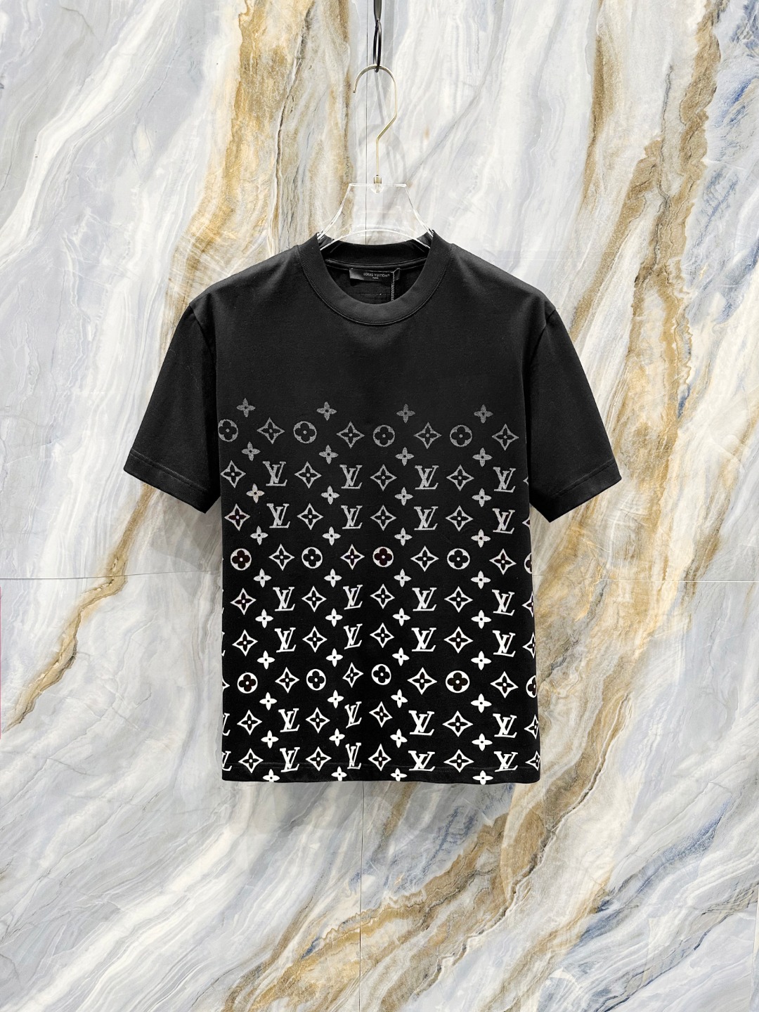 NO:142456,LV 2025 spring and summer new men and women's short-sleeved T-shirt,!  Customized exclusive pure cotton fabric, customized original craft threads, and chest heavy-work letter logo craft design!  Simple and generous, calm and versatile, extremely high-end, perfectly integrated with fashion and style, a top fashionable style that perfectly suits the outside wear!  The overall feeling is natural!  The ultimate classic versatile short-sleeved T-shirt is designed with the latest three-dimensional letter logo pattern elements!  The ultimate perfection of heavy industry!  Fans who pursue high quality are please buy them by themselves, and all fans who know the goods are invited to appreciate this model together!  !  Size S-2XL S S S Shoulder Width 46 Bust 102 Clothes 66 Sleeve length 22 M Sleeve width 47 Bust 106 Clothes 67 Sleeve length 23 L Sleeve width 48 Bust 110 Clothes 68 Sleeve length 24 XL Sleeve width 49 Bust 114 Clothes 69 Sleeve length 25 2XL Sleeve width 50 Bust 116 Clothes 70 Sleeve length 26,,louis vuitton,T-shirt,tees,t-shirt,alexander wang19860909LV 2025春夏新款男女同款短袖T恤,！定制专属纯棉面料,定制原版工艺螺纹,胸前重工字母logo工艺设计！简约大方,从容百搭,档次极高,完美融入时尚还有风情感一款完美符合外穿的顶尖时髦气质款！整体给人浑然天成的感觉！极致经典的百搭型短袖T恤,采用最新的立体字母logo图案元素设计！极致的重工极致的完美！追求高品质的粉丝们请自行抢购,诚邀所有识货的粉丝一同鉴赏此款！！ 尺码S-2XL S码肩宽46 胸围102 衣长66 袖长22 M码肩宽47 胸围106 衣长67 袖长23 L码肩宽48 胸围110 衣长68 袖长24 XL码肩宽49 胸围114 衣长69 袖长25 2XL码肩宽50 胸围116 衣长70 袖长26,,louis vuitton,T-shirt,tees，t-shirt,alexander wang,Men's clothing