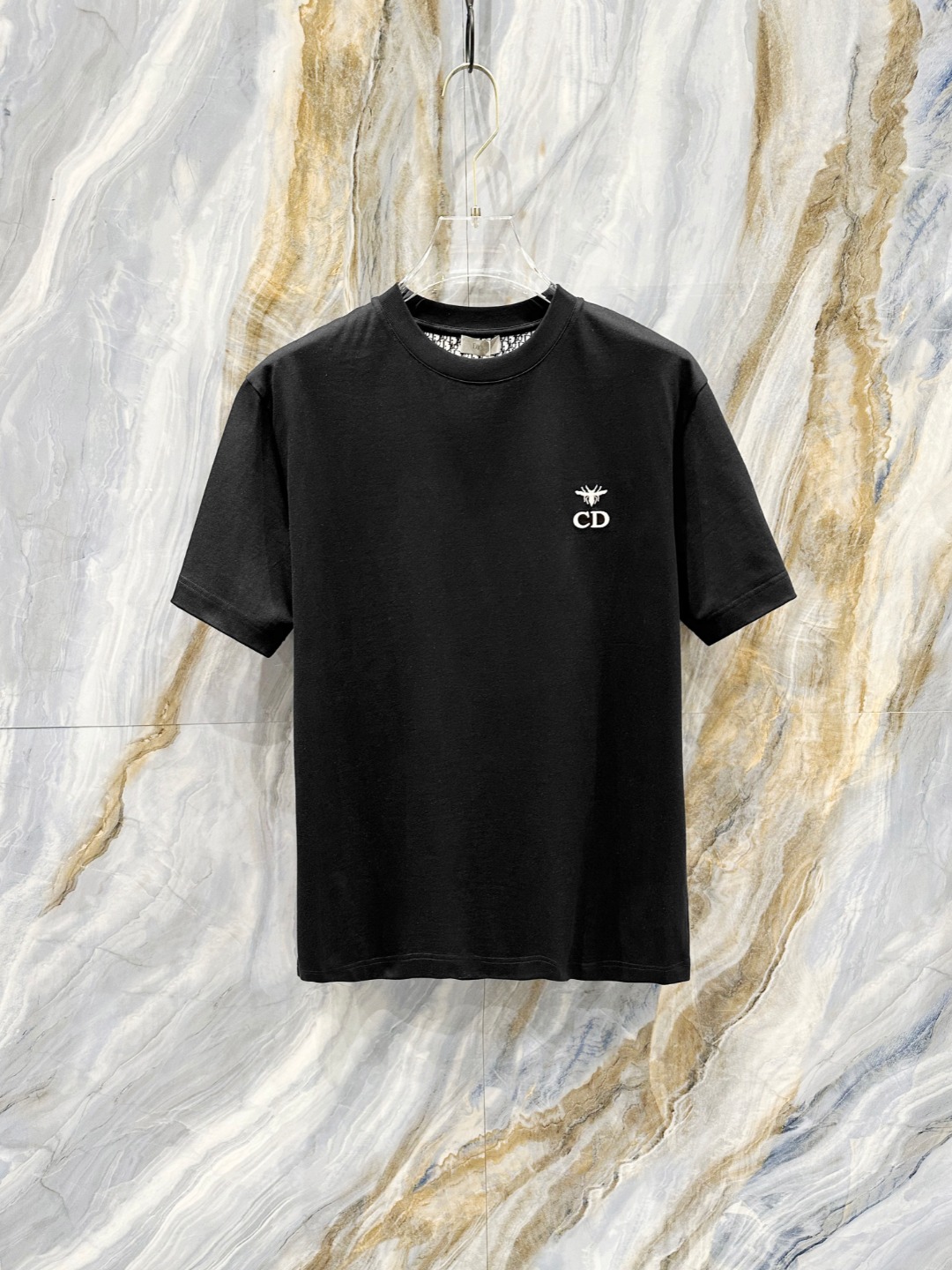 NO:142458,Dior 2025 spring and summer new short-sleeved T-shirt for men and women,!  Customized exclusive pure cotton fabric, customized original craft threads, and chest heavy-work letter logo craft design!  Simple and generous, calm and versatile, extremely high-end, perfectly integrated with fashion and style, a top fashionable style that perfectly suits the outside wear!  The overall feeling is natural!  The ultimate classic versatile short-sleeved T-shirt is designed with the latest three-dimensional letter logo pattern elements!  The ultimate perfection of heavy industry!  Fans who pursue high quality are please buy them by themselves, and all fans who know the goods are invited to appreciate this model together!  !  Size S-2XL S S S Shoulder Width 46 Bust 102 Clothes 66 Sleeve length 22 M Sleeve width 47 Bust 106 Clothes 67 Sleeve length 23 L Sleeve width 48 Bust 110 Clothes 68 Sleeve length 24 XL Sleeve width 49 Bust 114 Clothes 69 Sleeve length 25 2XL Sleeve width 50 Bust 116 Clothes 70 Sleeve length 26,,dior,T-shirt,tees,t-shirt,alexander wang19860909迪奥 2025春夏新款男女同款短袖T恤,！定制专属纯棉面料,定制原版工艺螺纹,胸前重工字母logo工艺设计！简约大方,从容百搭,档次极高,完美融入时尚还有风情感一款完美符合外穿的顶尖时髦气质款！整体给人浑然天成的感觉！极致经典的百搭型短袖T恤,采用最新的立体字母logo图案元素设计！极致的重工极致的完美！追求高品质的粉丝们请自行抢购,诚邀所有识货的粉丝一同鉴赏此款！！ 尺码S-2XL S码肩宽46 胸围102 衣长66 袖长22 M码肩宽47 胸围106 衣长67 袖长23 L码肩宽48 胸围110 衣长68 袖长24 XL码肩宽49 胸围114 衣长69 袖长25 2XL码肩宽50 胸围116 衣长70 袖长26,,dior,T-shirt,tees，t-shirt,alexander wang,Men's clothing