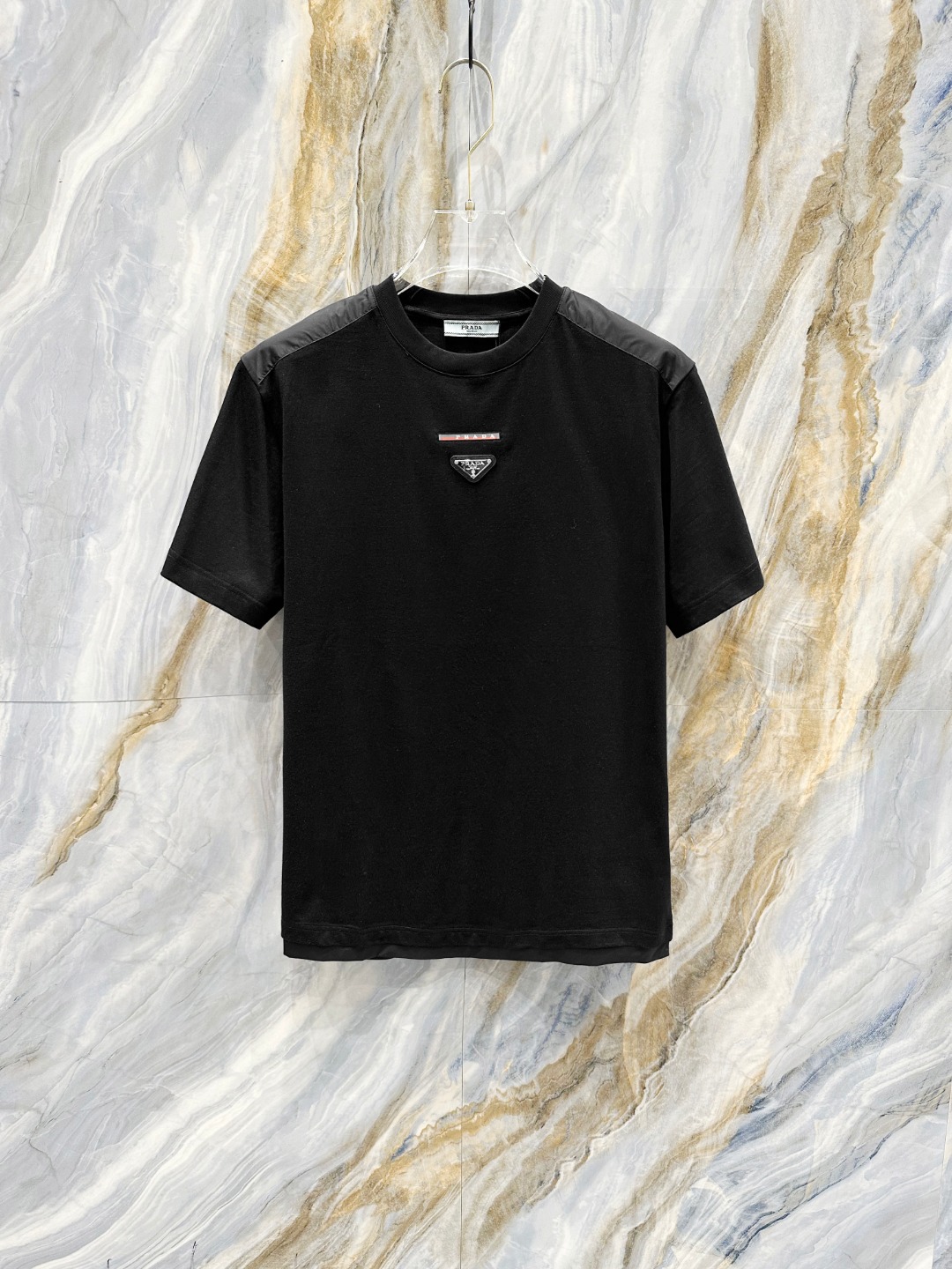 NO:142460,Prada 2025 spring and summer new short-sleeved T-shirt for men and women,!  Customized exclusive pure cotton fabric, customized original craft threads, and chest heavy-work letter logo craft design!  Simple and generous, calm and versatile, extremely high-end, perfectly integrated with fashion and style, a top fashionable style that perfectly suits the outside wear!  The overall feeling is natural!  The ultimate classic versatile short-sleeved T-shirt is designed with the latest three-dimensional letter logo pattern elements!  The ultimate perfection of heavy industry!  Fans who pursue high quality are please buy them by themselves, and all fans who know the goods are invited to appreciate this model together!  !  Size S-2XL S S S Shoulder Width 46 Bust 102 Clothes 66 Sleeve length 22 M Sleeve width 47 Bust 106 Clothes 67 Sleeve length 23 L Sleeve width 48 Bust 110 Clothes 68 Sleeve length 24 XL Sleeve width 49 Bust 114 Clothes 69 Sleeve length 25 2XL Sleeve width 50 Bust 116 Clothes 70 Sleeve length 26,,prada,T-shirt,tees,t-shirt,alexander wang19860909普拉达 2025春夏新款男女同款短袖T恤,！定制专属纯棉面料,定制原版工艺螺纹,胸前重工字母logo工艺设计！简约大方,从容百搭,档次极高,完美融入时尚还有风情感一款完美符合外穿的顶尖时髦气质款！整体给人浑然天成的感觉！极致经典的百搭型短袖T恤,采用最新的立体字母logo图案元素设计！极致的重工极致的完美！追求高品质的粉丝们请自行抢购,诚邀所有识货的粉丝一同鉴赏此款！！ 尺码S-2XL S码肩宽46 胸围102 衣长66 袖长22 M码肩宽47 胸围106 衣长67 袖长23 L码肩宽48 胸围110 衣长68 袖长24 XL码肩宽49 胸围114 衣长69 袖长25 2XL码肩宽50 胸围116 衣长70 袖长26,,prada,T-shirt,tees，t-shirt,alexander wang,Men's clothing