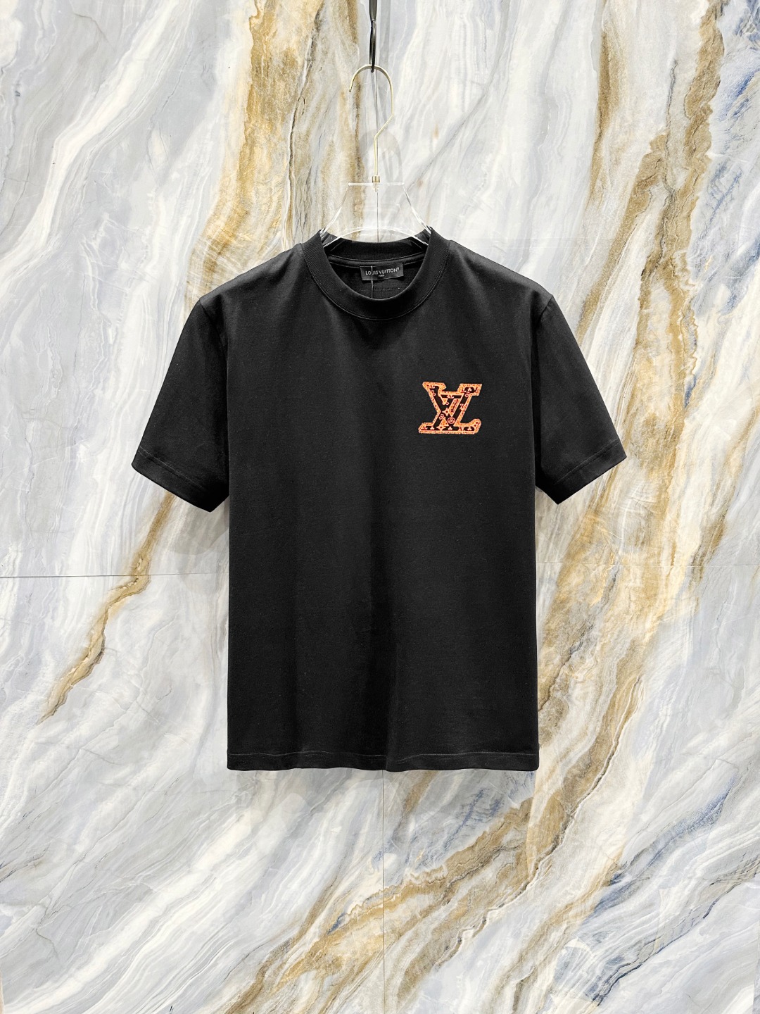 NO:142461,LV 2025 spring and summer new men and women's short-sleeved T-shirt,!  Customized exclusive pure cotton fabric, customized original craft threads, and chest heavy-work letter logo craft design!  Simple and generous, calm and versatile, extremely high-end, perfectly integrated with fashion and style, a top fashionable style that perfectly suits the outside wear!  The overall feeling is natural!  The ultimate classic versatile short-sleeved T-shirt is designed with the latest three-dimensional letter logo pattern elements!  The ultimate perfection of heavy industry!  Fans who pursue high quality are please buy them by themselves, and all fans who know the goods are invited to appreciate this model together!  !  Size S-2XL S S S Shoulder Width 46 Bust 102 Clothes 66 Sleeve length 22 M Sleeve width 47 Bust 106 Clothes 67 Sleeve length 23 L Sleeve width 48 Bust 110 Clothes 68 Sleeve length 24 XL Sleeve width 49 Bust 114 Clothes 69 Sleeve length 25 2XL Sleeve width 50 Bust 116 Clothes 70 Sleeve length 26,,louis vuitton,T-shirt,tees,t-shirt,alexander wang19860909LV 2025春夏新款男女同款短袖T恤,！定制专属纯棉面料,定制原版工艺螺纹,胸前重工字母logo工艺设计！简约大方,从容百搭,档次极高,完美融入时尚还有风情感一款完美符合外穿的顶尖时髦气质款！整体给人浑然天成的感觉！极致经典的百搭型短袖T恤,采用最新的立体字母logo图案元素设计！极致的重工极致的完美！追求高品质的粉丝们请自行抢购,诚邀所有识货的粉丝一同鉴赏此款！！ 尺码S-2XL S码肩宽46 胸围102 衣长66 袖长22 M码肩宽47 胸围106 衣长67 袖长23 L码肩宽48 胸围110 衣长68 袖长24 XL码肩宽49 胸围114 衣长69 袖长25 2XL码肩宽50 胸围116 衣长70 袖长26,,louis vuitton,T-shirt,tees，t-shirt,alexander wang,Men's clothing