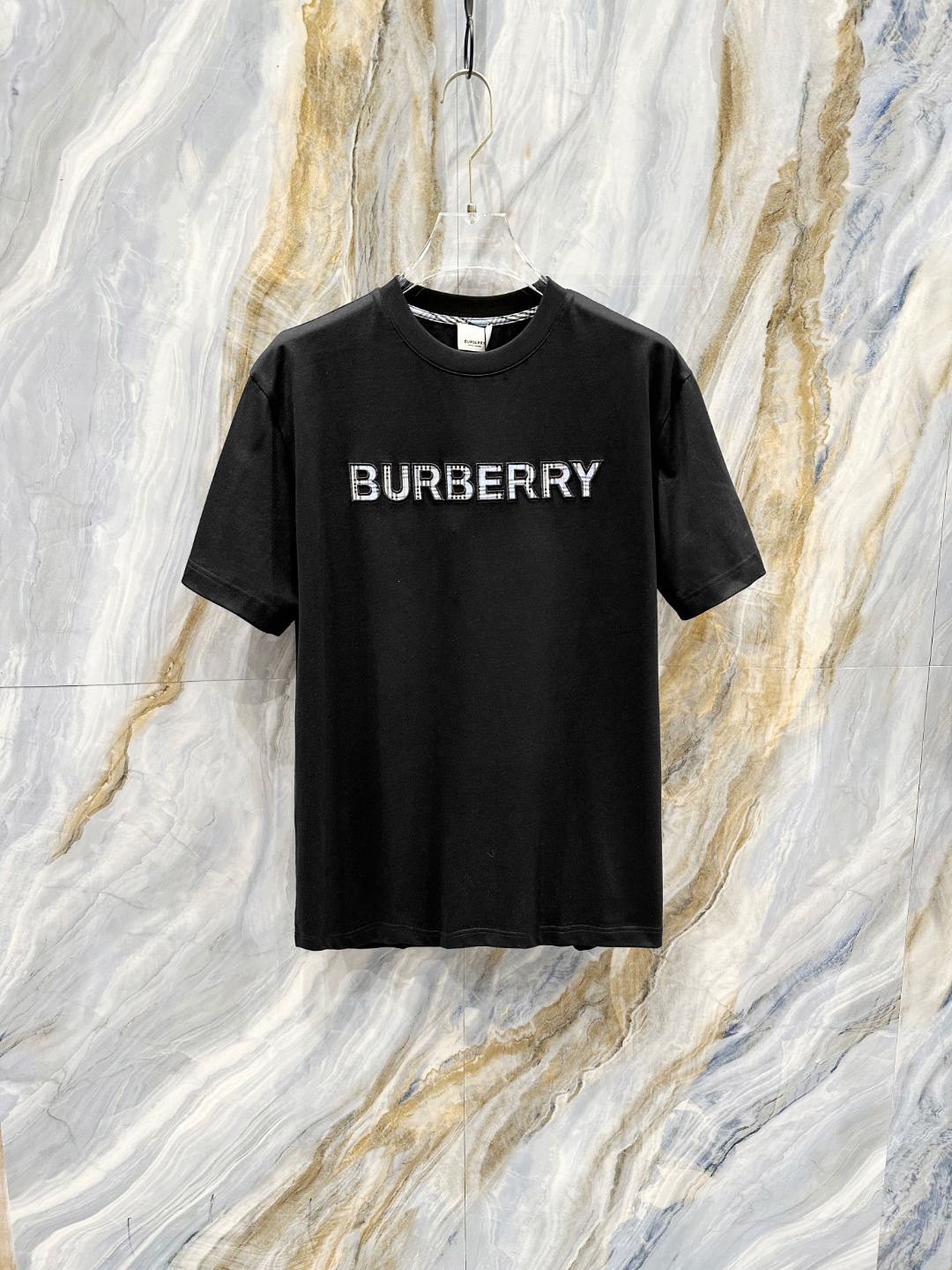 NO:142448,Burberry's new spring and summer 2025 short-sleeved T-shirt for men and women,!  Customized exclusive pure cotton fabric, customized original craft threads, and chest heavy-work letter logo craft design!  Simple and generous, calm and versatile, extremely high-end, perfectly integrated with fashion and style, a top fashionable style that perfectly suits the outside wear!  The overall feeling is natural!  The ultimate classic versatile short-sleeved T-shirt is designed with the latest three-dimensional letter logo pattern elements!  The ultimate perfection of heavy industry!  Fans who pursue high quality are please buy them by themselves, and all fans who know the goods are invited to appreciate this model together!  !  Size S-2XL S S S Shoulder Width 46 Bust 102 Clothes 66 Sleeve length 22 M Sleeve width 47 Bust 106 Clothes 67 Sleeve length 23 L Sleeve width 48 Bust 110 Clothes 68 Sleeve length 24 XL Sleeve width 49 Bust 114 Clothes 69 Sleeve length 25 2XL Sleeve width 50 Bust 116 Clothes 70 Sleeve length 26,,burberry,T-shirt,tees,t-shirt,alexander wang19860909巴宝莉 2025春夏新款男女同款短袖T恤,！定制专属纯棉面料,定制原版工艺螺纹,胸前重工字母logo工艺设计！简约大方,从容百搭,档次极高,完美融入时尚还有风情感一款完美符合外穿的顶尖时髦气质款！整体给人浑然天成的感觉！极致经典的百搭型短袖T恤,采用最新的立体字母logo图案元素设计！极致的重工极致的完美！追求高品质的粉丝们请自行抢购,诚邀所有识货的粉丝一同鉴赏此款！！ 尺码S-2XL S码肩宽46 胸围102 衣长66 袖长22 M码肩宽47 胸围106 衣长67 袖长23 L码肩宽48 胸围110 衣长68 袖长24 XL码肩宽49 胸围114 衣长69 袖长25 2XL码肩宽50 胸围116 衣长70 袖长26,,burberry,T-shirt,tees，t-shirt,alexander wang,Men's clothing