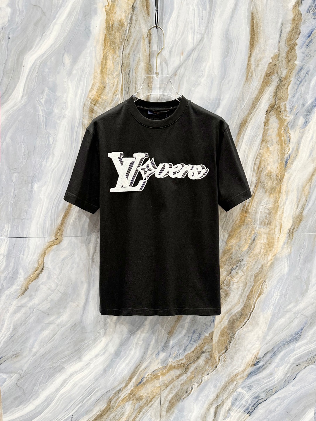 NO:142450,LV 2025 spring and summer new men and women's short-sleeved T-shirt,!  Customized exclusive pure cotton fabric, customized original craft threads, and chest heavy-work letter logo craft design!  Simple and generous, calm and versatile, extremely high-end, perfectly integrated with fashion and style, a top fashionable style that perfectly suits the outside wear!  The overall feeling is natural!  The ultimate classic versatile short-sleeved T-shirt is designed with the latest three-dimensional letter logo pattern elements!  The ultimate perfection of heavy industry!  Fans who pursue high quality are please buy them by themselves, and all fans who know the goods are invited to appreciate this model together!  !  Size S-2XL S S S Shoulder Width 46 Bust 102 Clothes 66 Sleeve length 22 M Sleeve width 47 Bust 106 Clothes 67 Sleeve length 23 L Sleeve width 48 Bust 110 Clothes 68 Sleeve length 24 XL Sleeve width 49 Bust 114 Clothes 69 Sleeve length 25 2XL Sleeve width 50 Bust 116 Clothes 70 Sleeve length 26,,louis vuitton,T-shirt,tees,t-shirt,alexander wang19860909LV 2025春夏新款男女同款短袖T恤,！定制专属纯棉面料,定制原版工艺螺纹,胸前重工字母logo工艺设计！简约大方,从容百搭,档次极高,完美融入时尚还有风情感一款完美符合外穿的顶尖时髦气质款！整体给人浑然天成的感觉！极致经典的百搭型短袖T恤,采用最新的立体字母logo图案元素设计！极致的重工极致的完美！追求高品质的粉丝们请自行抢购,诚邀所有识货的粉丝一同鉴赏此款！！ 尺码S-2XL S码肩宽46 胸围102 衣长66 袖长22 M码肩宽47 胸围106 衣长67 袖长23 L码肩宽48 胸围110 衣长68 袖长24 XL码肩宽49 胸围114 衣长69 袖长25 2XL码肩宽50 胸围116 衣长70 袖长26,,louis vuitton,T-shirt,tees，t-shirt,alexander wang,Men's clothing