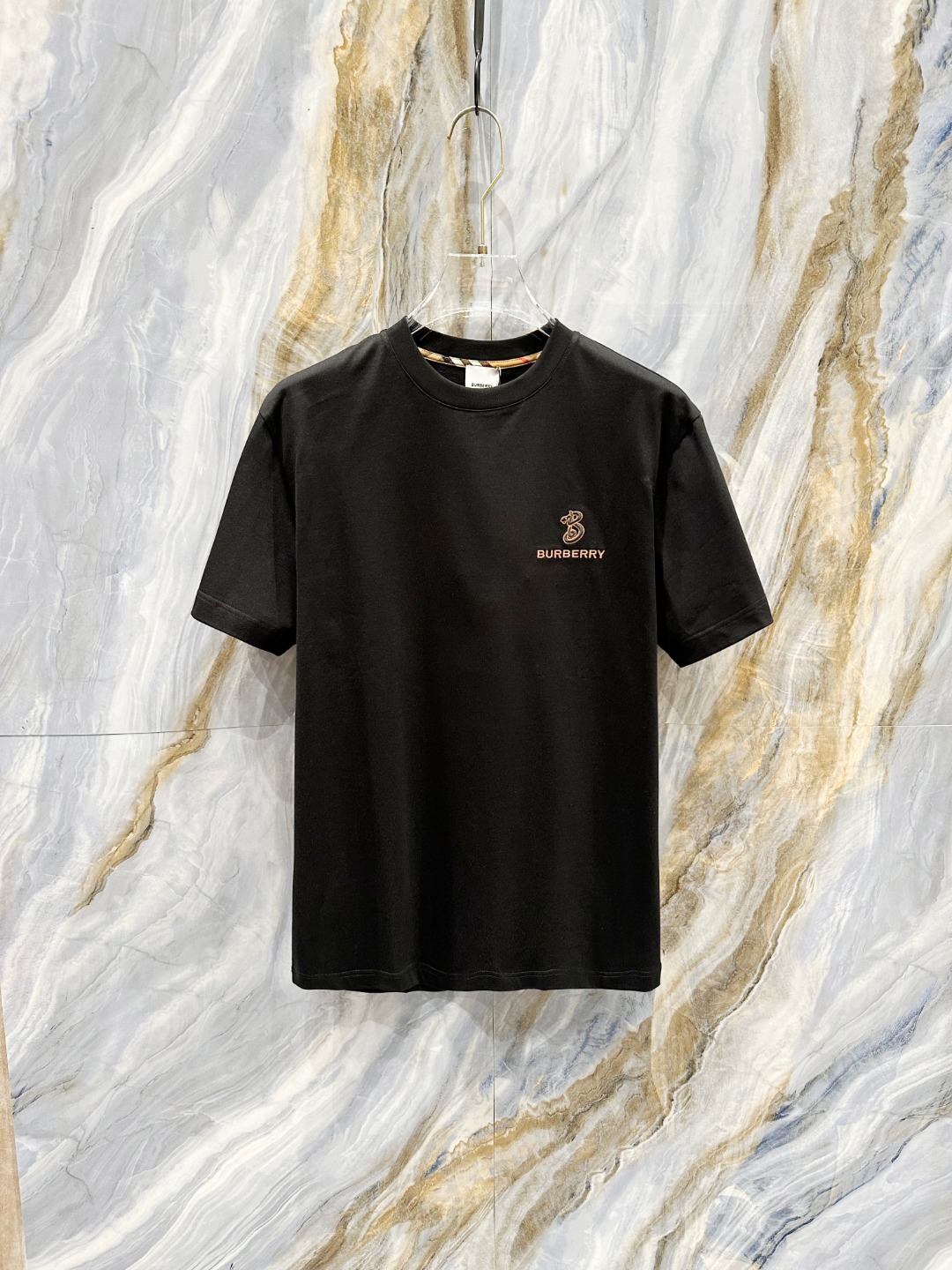 NO:142452,Burberry's new spring and summer 2025 short-sleeved T-shirt for men and women,!  Customized exclusive pure cotton fabric, customized original craft threads, and chest heavy-work letter logo craft design!  Simple and generous, calm and versatile, extremely high-end, perfectly integrated with fashion and style, a top fashionable style that perfectly suits the outside wear!  The overall feeling is natural!  The ultimate classic versatile short-sleeved T-shirt is designed with the latest three-dimensional letter logo pattern elements!  The ultimate perfection of heavy industry!  Fans who pursue high quality are please buy them by themselves, and all fans who know the goods are invited to appreciate this model together!  !  Size S-2XL S S S Shoulder Width 46 Bust 102 Clothes 66 Sleeve length 22 M Sleeve width 47 Bust 106 Clothes 67 Sleeve length 23 L Sleeve width 48 Bust 110 Clothes 68 Sleeve length 24 XL Sleeve width 49 Bust 114 Clothes 69 Sleeve length 25 2XL Sleeve width 50 Bust 116 Clothes 70 Sleeve length 26,,burberry,T-shirt,tees,t-shirt,alexander wang19860909巴宝莉 2025春夏新款男女同款短袖T恤,！定制专属纯棉面料,定制原版工艺螺纹,胸前重工字母logo工艺设计！简约大方,从容百搭,档次极高,完美融入时尚还有风情感一款完美符合外穿的顶尖时髦气质款！整体给人浑然天成的感觉！极致经典的百搭型短袖T恤,采用最新的立体字母logo图案元素设计！极致的重工极致的完美！追求高品质的粉丝们请自行抢购,诚邀所有识货的粉丝一同鉴赏此款！！ 尺码S-2XL S码肩宽46 胸围102 衣长66 袖长22 M码肩宽47 胸围106 衣长67 袖长23 L码肩宽48 胸围110 衣长68 袖长24 XL码肩宽49 胸围114 衣长69 袖长25 2XL码肩宽50 胸围116 衣长70 袖长26,,burberry,T-shirt,tees，t-shirt,alexander wang,Men's clothing