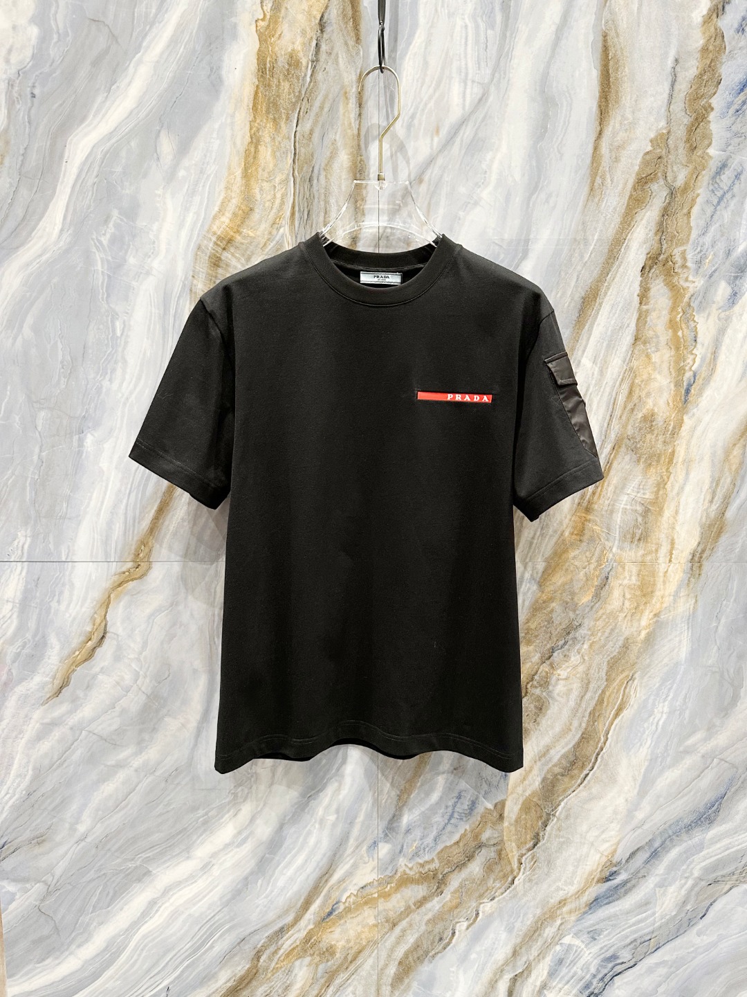 NO:142454,Prada 2025 spring and summer new short-sleeved T-shirt for men and women,!  Customized exclusive pure cotton fabric, customized original craft threads, and chest heavy-work letter logo craft design!  Simple and generous, calm and versatile, extremely high-end, perfectly integrated with fashion and style, a top fashionable style that perfectly suits the outside wear!  The overall feeling is natural!  The ultimate classic versatile short-sleeved T-shirt is designed with the latest three-dimensional letter logo pattern elements!  The ultimate perfection of heavy industry!  Fans who pursue high quality are please buy them by themselves, and all fans who know the goods are invited to appreciate this model together!  !  Size S-2XL S S S Shoulder Width 46 Bust 102 Clothes 66 Sleeve length 22 M Sleeve width 47 Bust 106 Clothes 67 Sleeve length 23 L Sleeve width 48 Bust 110 Clothes 68 Sleeve length 24 XL Sleeve width 49 Bust 114 Clothes 69 Sleeve length 25 2XL Sleeve width 50 Bust 116 Clothes 70 Sleeve length 26,,prada,T-shirt,tees,t-shirt,alexander wang19860909普拉达 2025春夏新款男女同款短袖T恤,！定制专属纯棉面料,定制原版工艺螺纹,胸前重工字母logo工艺设计！简约大方,从容百搭,档次极高,完美融入时尚还有风情感一款完美符合外穿的顶尖时髦气质款！整体给人浑然天成的感觉！极致经典的百搭型短袖T恤,采用最新的立体字母logo图案元素设计！极致的重工极致的完美！追求高品质的粉丝们请自行抢购,诚邀所有识货的粉丝一同鉴赏此款！！ 尺码S-2XL S码肩宽46 胸围102 衣长66 袖长22 M码肩宽47 胸围106 衣长67 袖长23 L码肩宽48 胸围110 衣长68 袖长24 XL码肩宽49 胸围114 衣长69 袖长25 2XL码肩宽50 胸围116 衣长70 袖长26,,prada,T-shirt,tees，t-shirt,alexander wang,Men's clothing