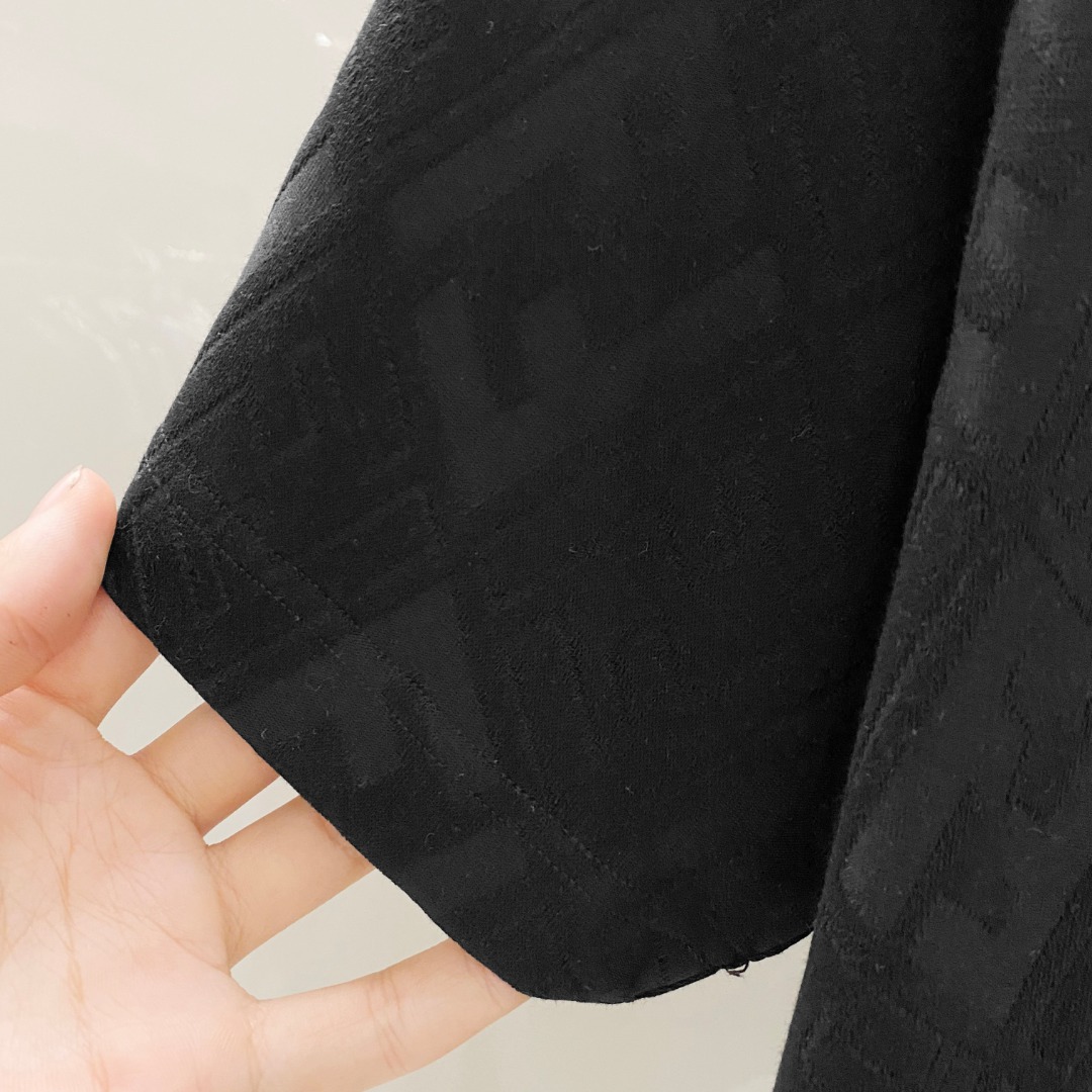 /套 芬迪 🆕 25/ss春夏新款棉质套装 完美提花标识 顶级五金+顶级面料定制 （一套不拆）
标准版型