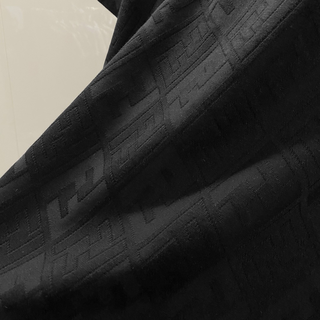 /套 芬迪 🆕 25/ss春夏新款棉质套装 完美提花标识 顶级五金+顶级面料定制 （一套不拆）
标准版型