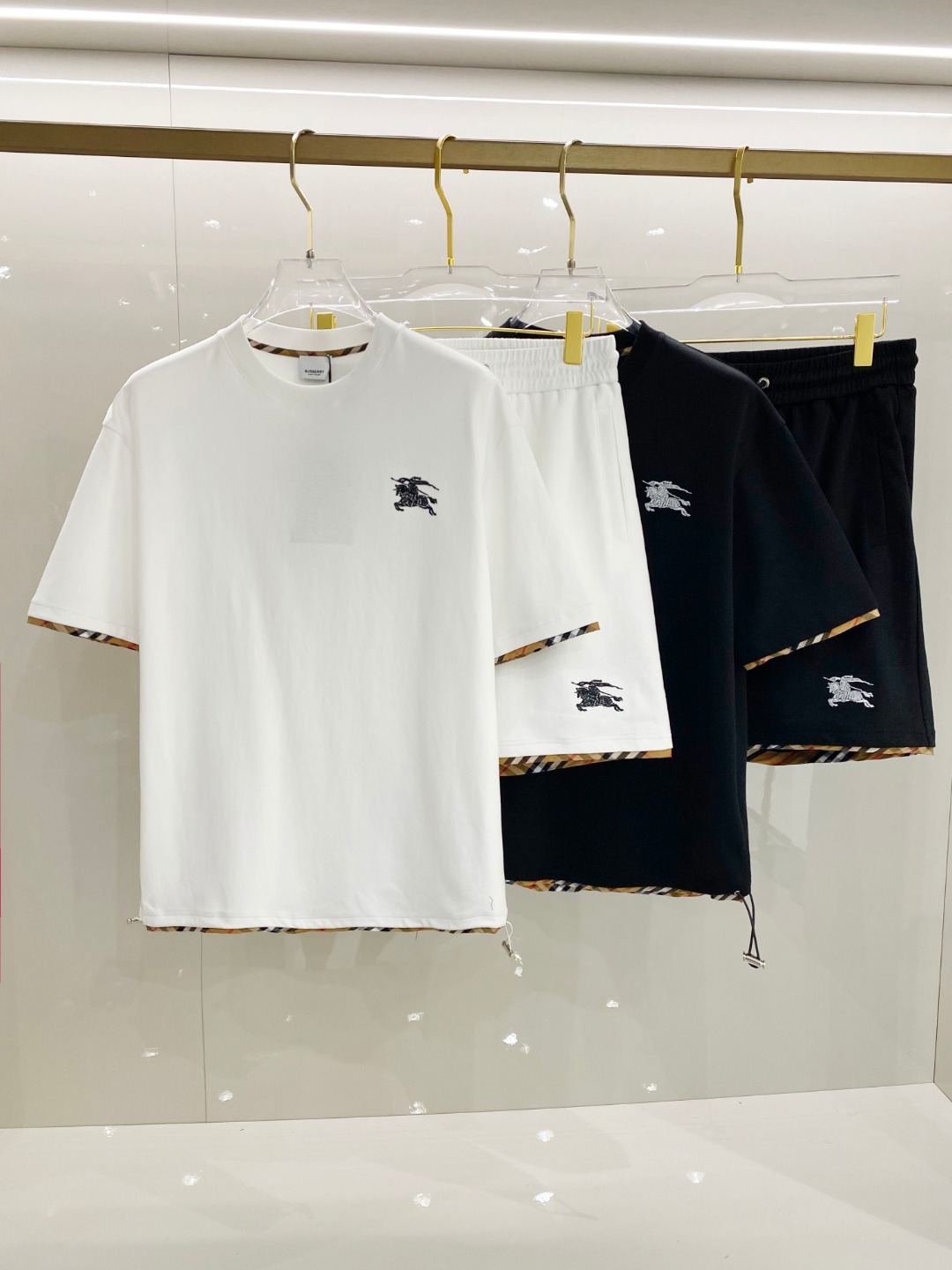 /套 巴宝莉 2025春夏最新款，男女同款，经典设计短袖T恤短裤套装，定制纯棉面料，手感柔软，穿着舒适，