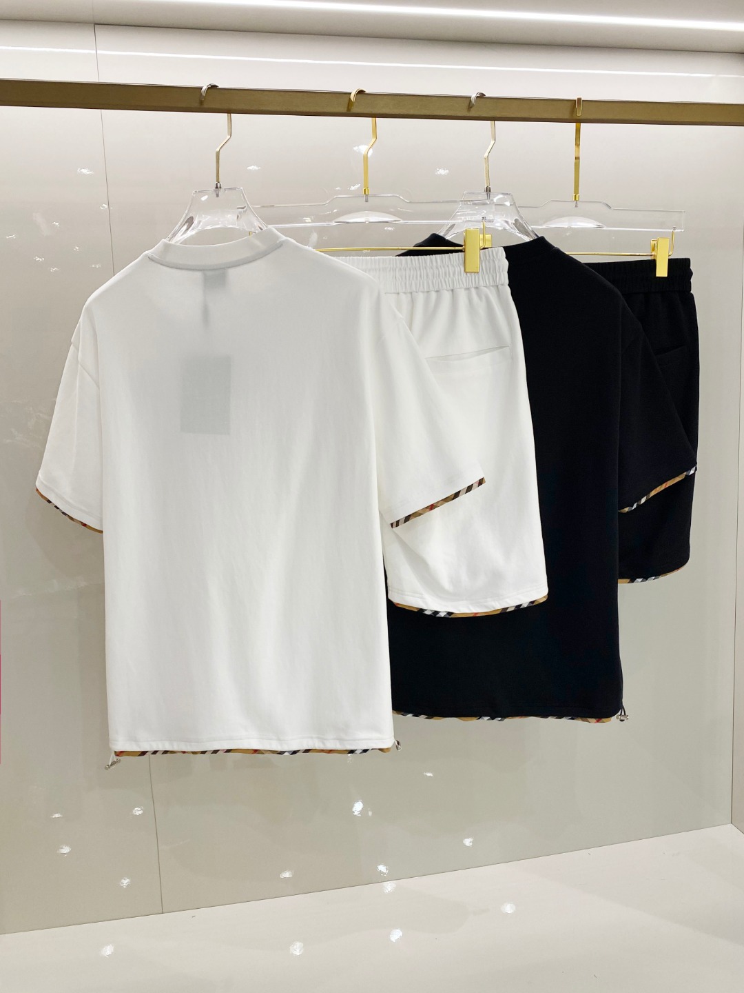 /套 巴宝莉 2025春夏最新款，男女同款，经典设计短袖T恤短裤套装，定制纯棉面料，手感柔软，穿着舒适，