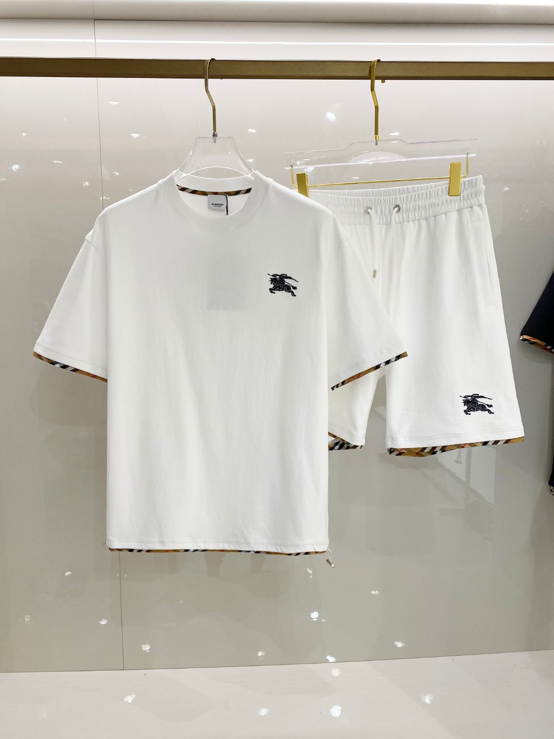 /套 巴宝莉 2025春夏最新款，男女同款，经典设计短袖T恤短裤套装，定制纯棉面料，手感柔软，穿着舒适，