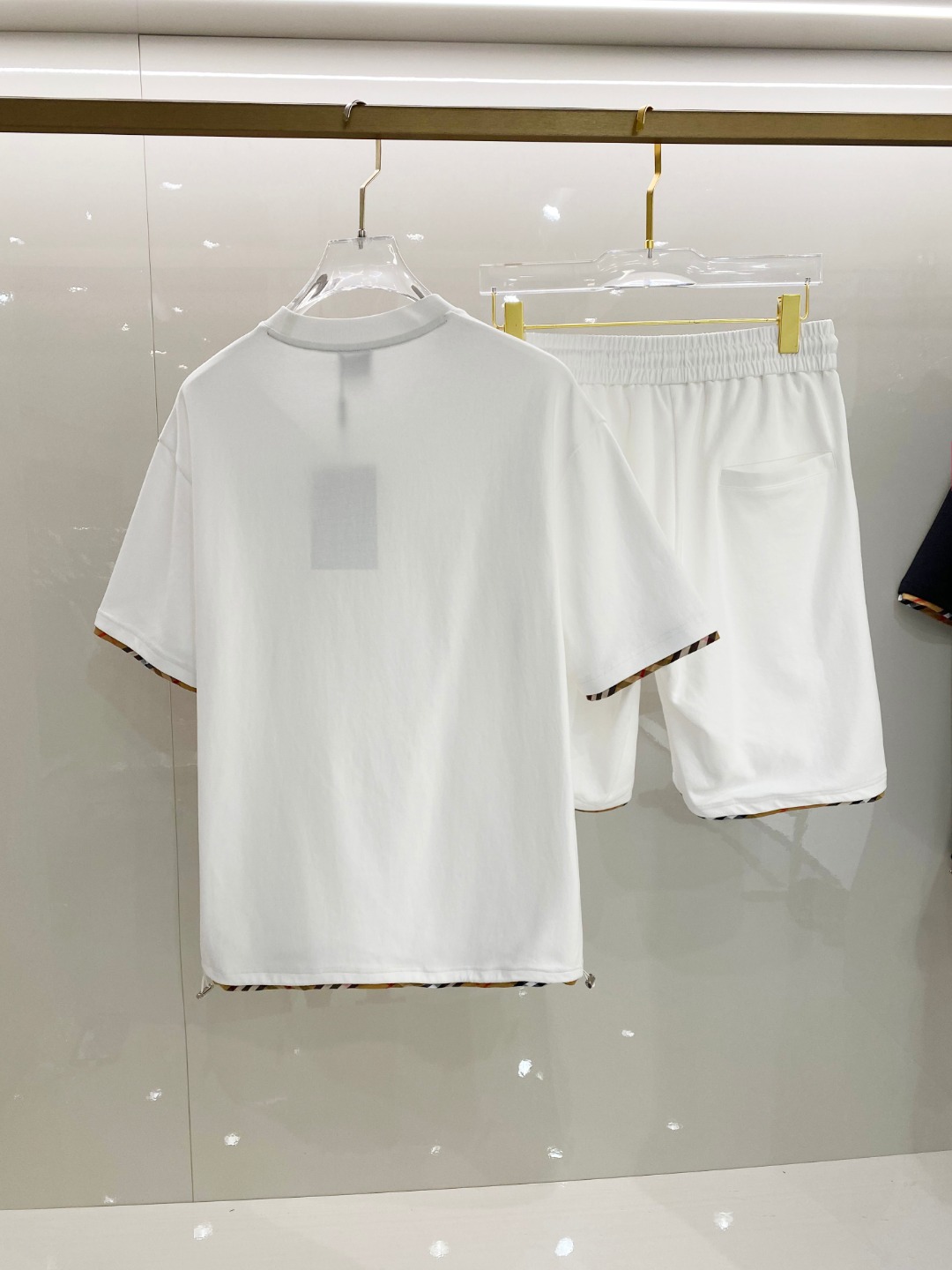 /套 巴宝莉 2025春夏最新款，男女同款，经典设计短袖T恤短裤套装，定制纯棉面料，手感柔软，穿着舒适，