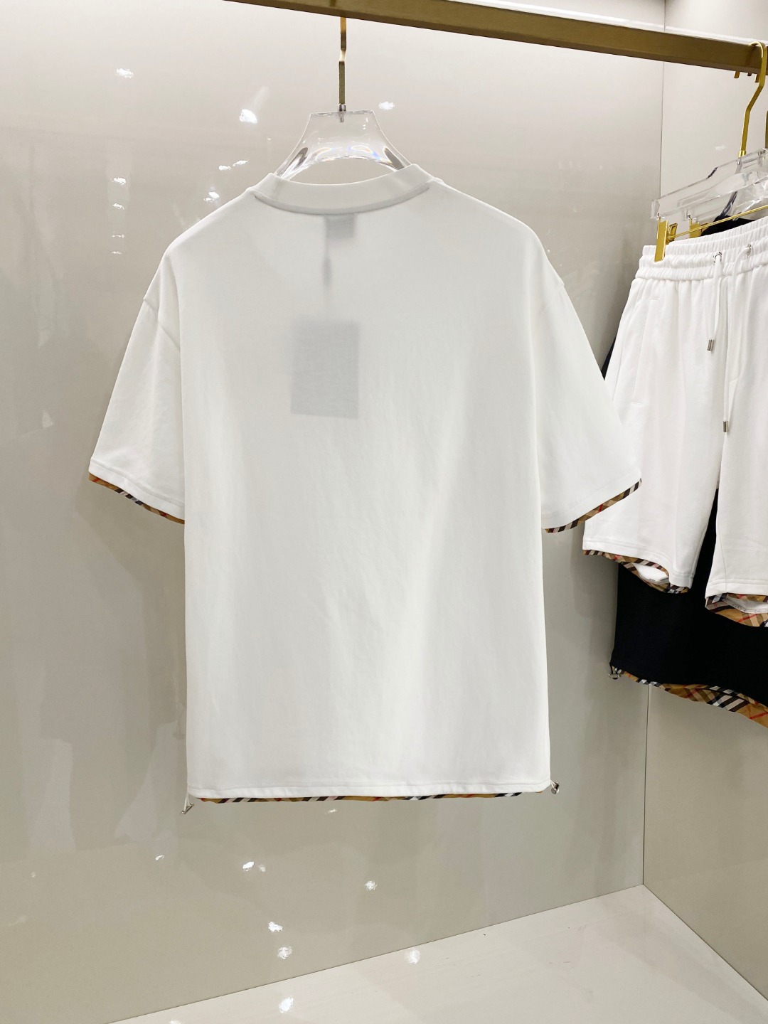 /套 巴宝莉 2025春夏最新款，男女同款，经典设计短袖T恤短裤套装，定制纯棉面料，手感柔软，穿着舒适，